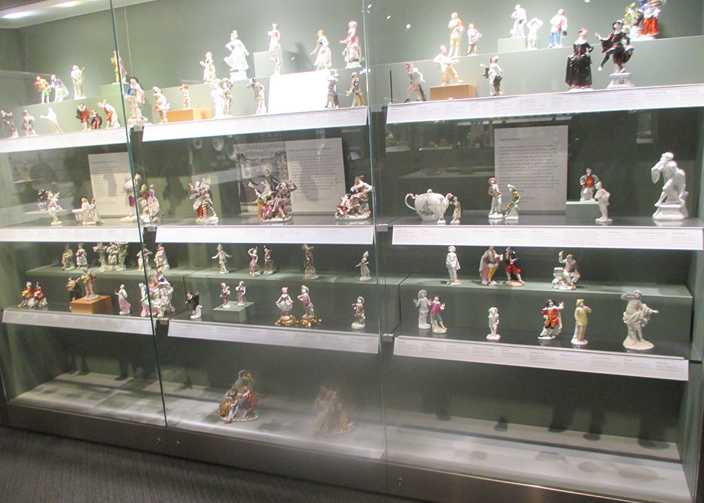 خانواده-تورنتو-موزه-گاردینر-انواع-اشیاء-زیبایی-سرامیکی-از-آمریکای-باستان-چین-ژاپن-اروپا-چیده-چهارده-هجده