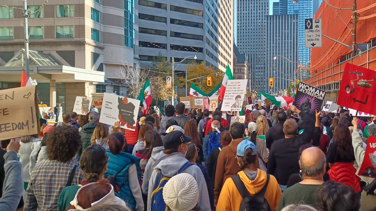 خبر-تورنتو-تظاهرات-ده-هزار-نفری-ایرانیان-تورنتو-در-همبستگی-با-مردم-ایران-این-حکومت-باید-برود-مجلس-انتاریو-خیابان