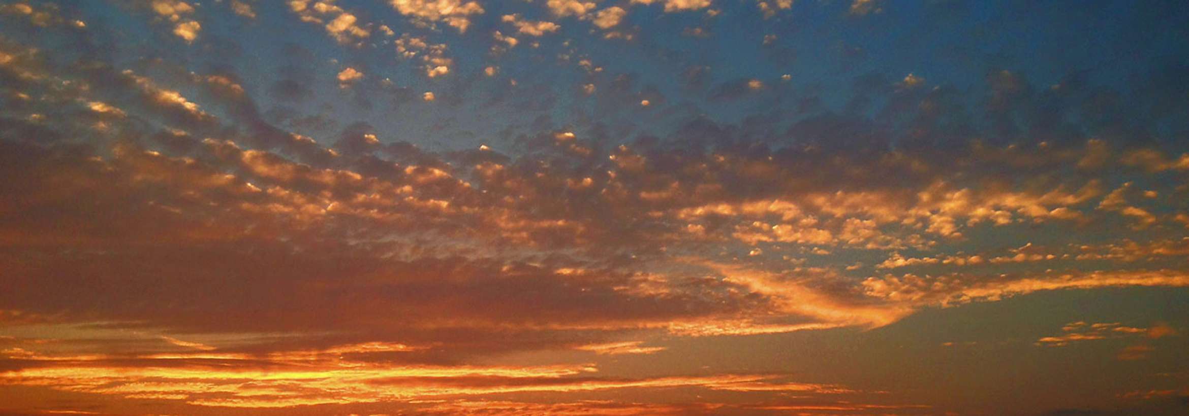 غروب سرخ در آسمان آبی