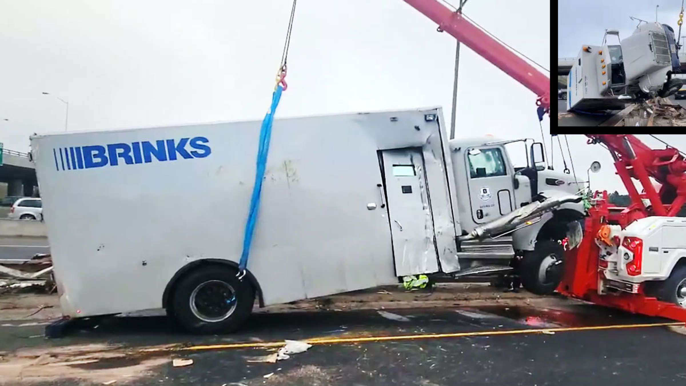 خبر-تورنتو-آخرین-دو-خبر-عجیب-سال-۲۰۲۱-واژگونی-کامیون-طلا-نقره-کشف-تمساح-و-مار-مُرده