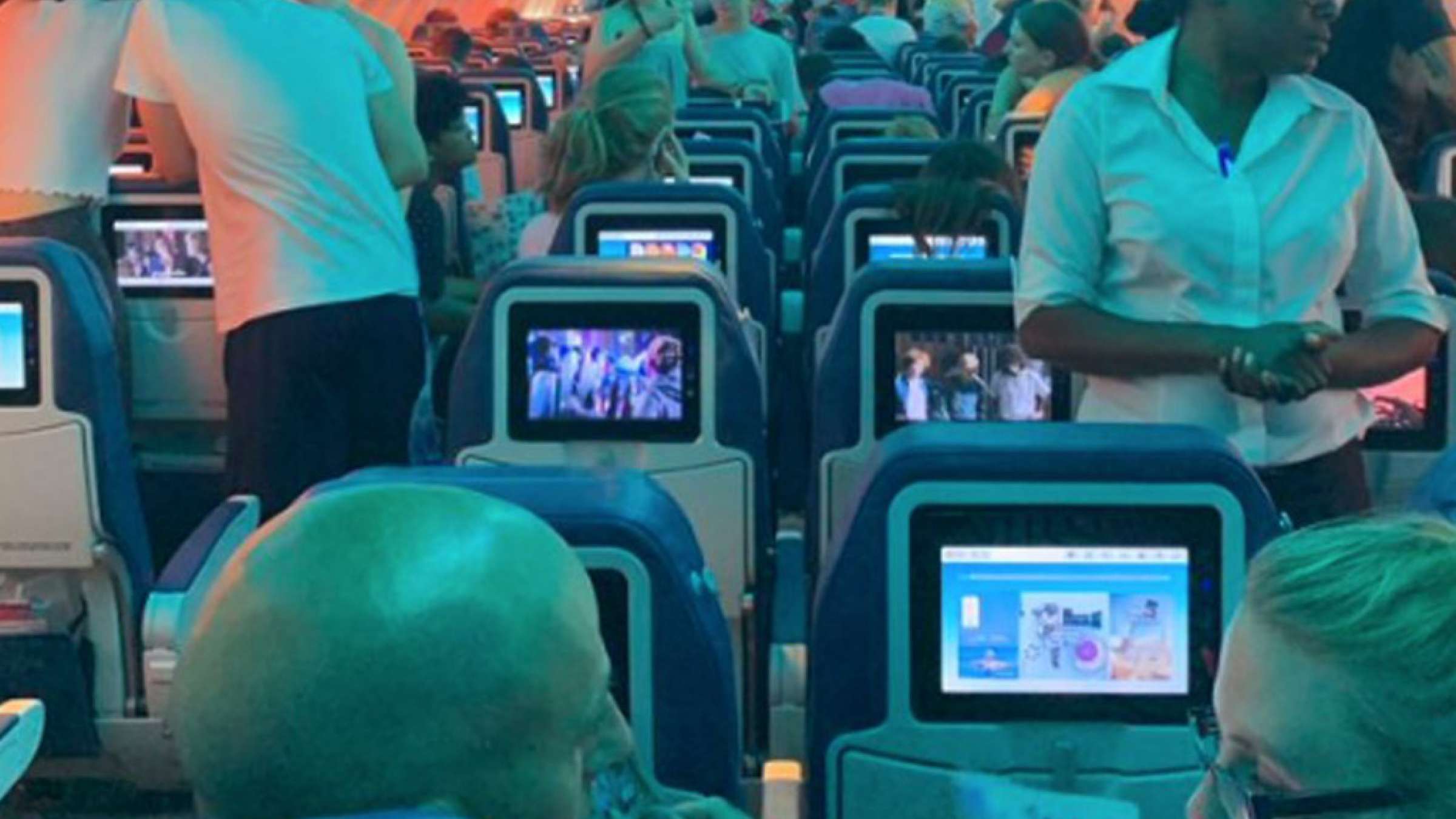 اخبار-تورنتو-شش-ساعت-معطلی-بدون-غذا-و-هوای-تازه-در-هواپیما