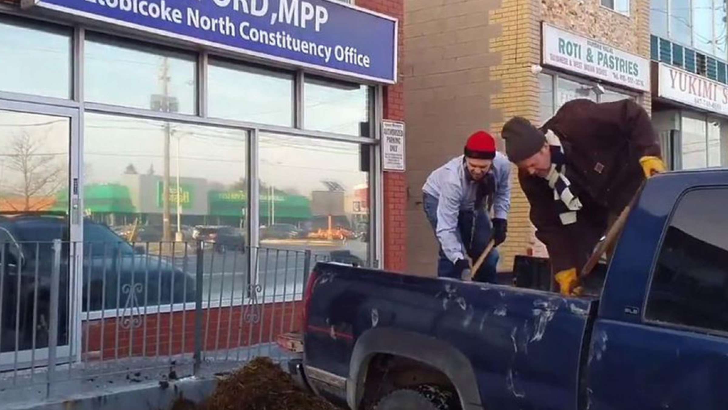 اخبار-تورنتو-محیط-زیستی-ها-جلو-دفتر-فورد-پِهن-گاو-خالی-کردند