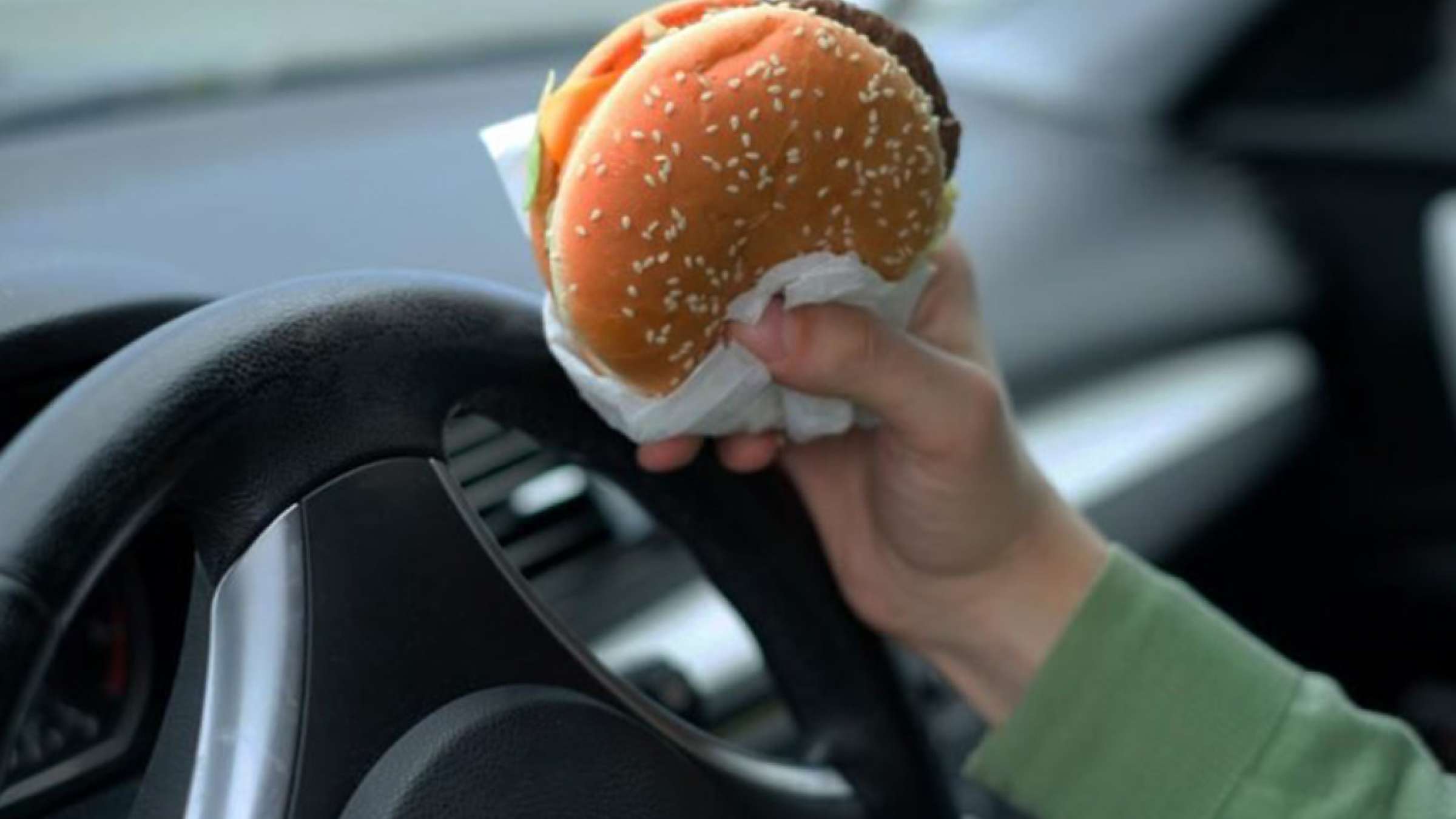 اخبار-تورنتو-هزار-و-پانصد-دلار-جریمه-بخاطر-غذا-خوردن-هنگام-رانندگی