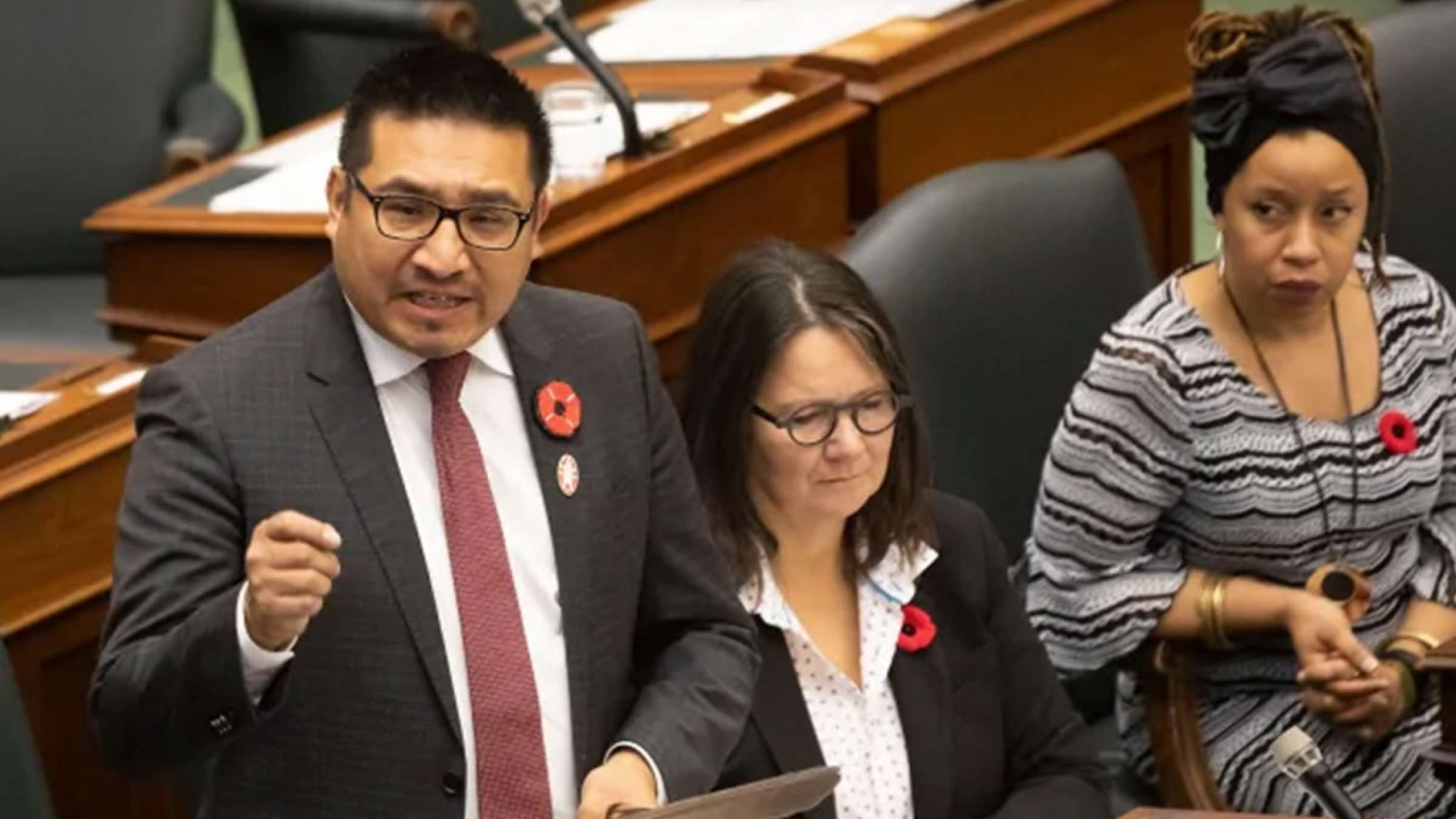 اخبار-کانادا-اعتراض-بومیان-به-خواندن-سرود-خدا-نگهدار-ملکه-باشد-در-مجلس