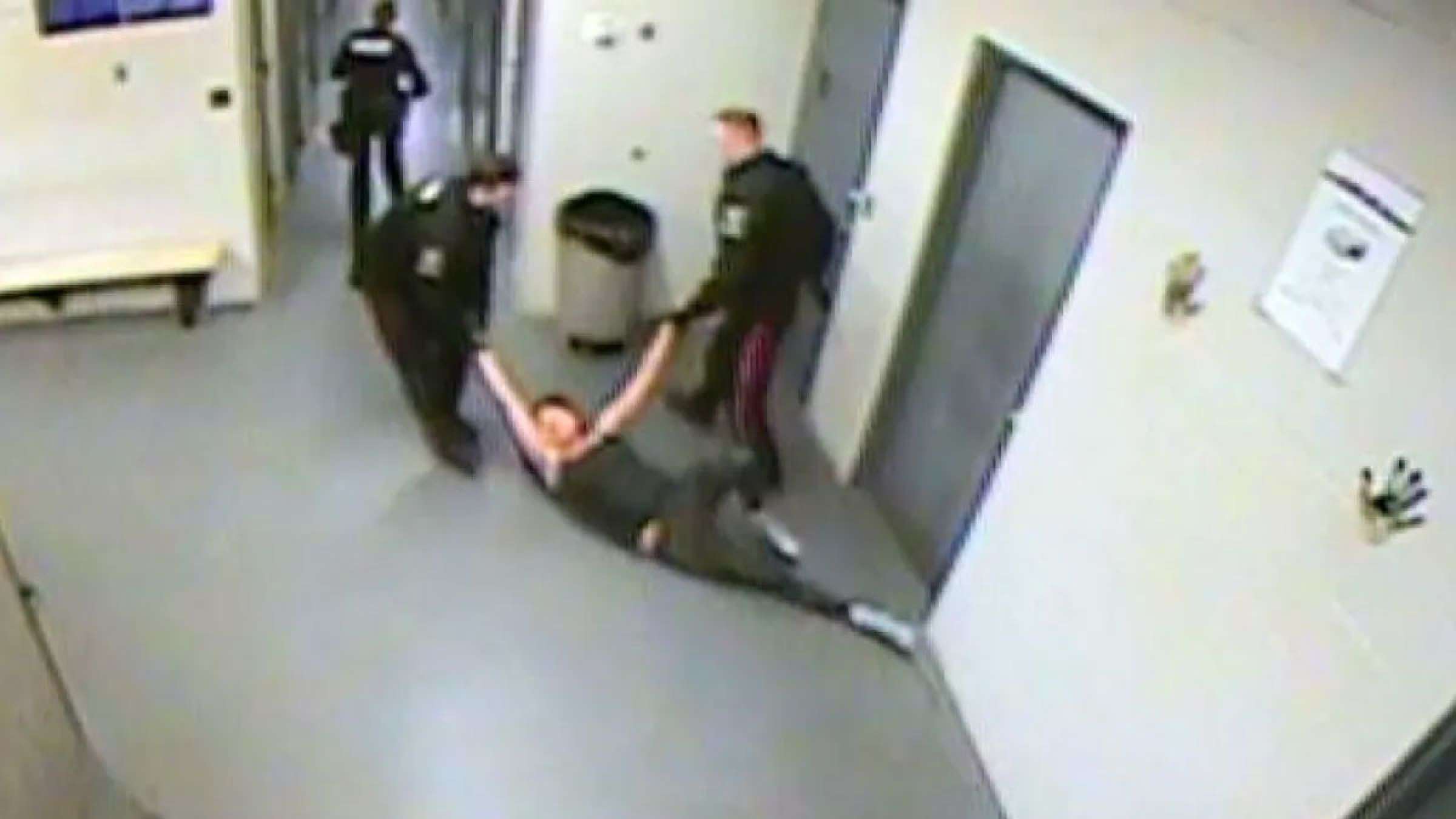 اخبار-کانادا-افشای-ویدئو-کتک-خوردن-وحشیانه-زنی-در-بازداشت-پلیس-سلطنتی-کانادا-به-سو-شدن-کشید