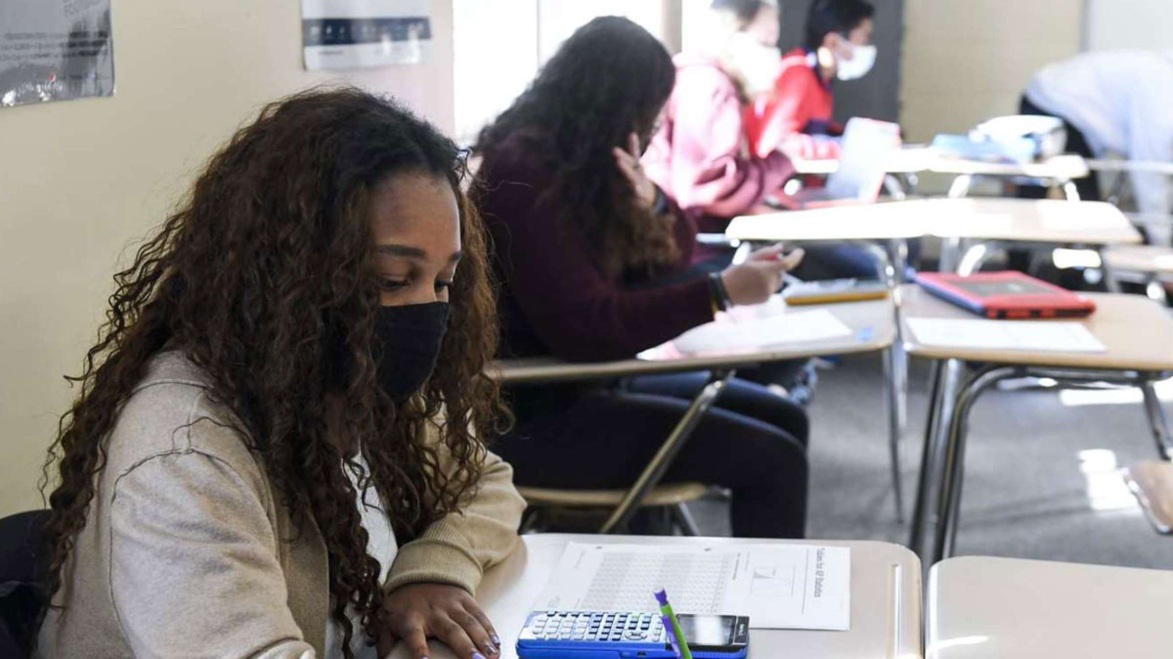 اخبار-کانادا-بهداشت-آمریکا-فاصله-فیزیکی-۱-متری-برای-کودکان-کافی-است-کرونا-به-جان-جوانان-افتاد