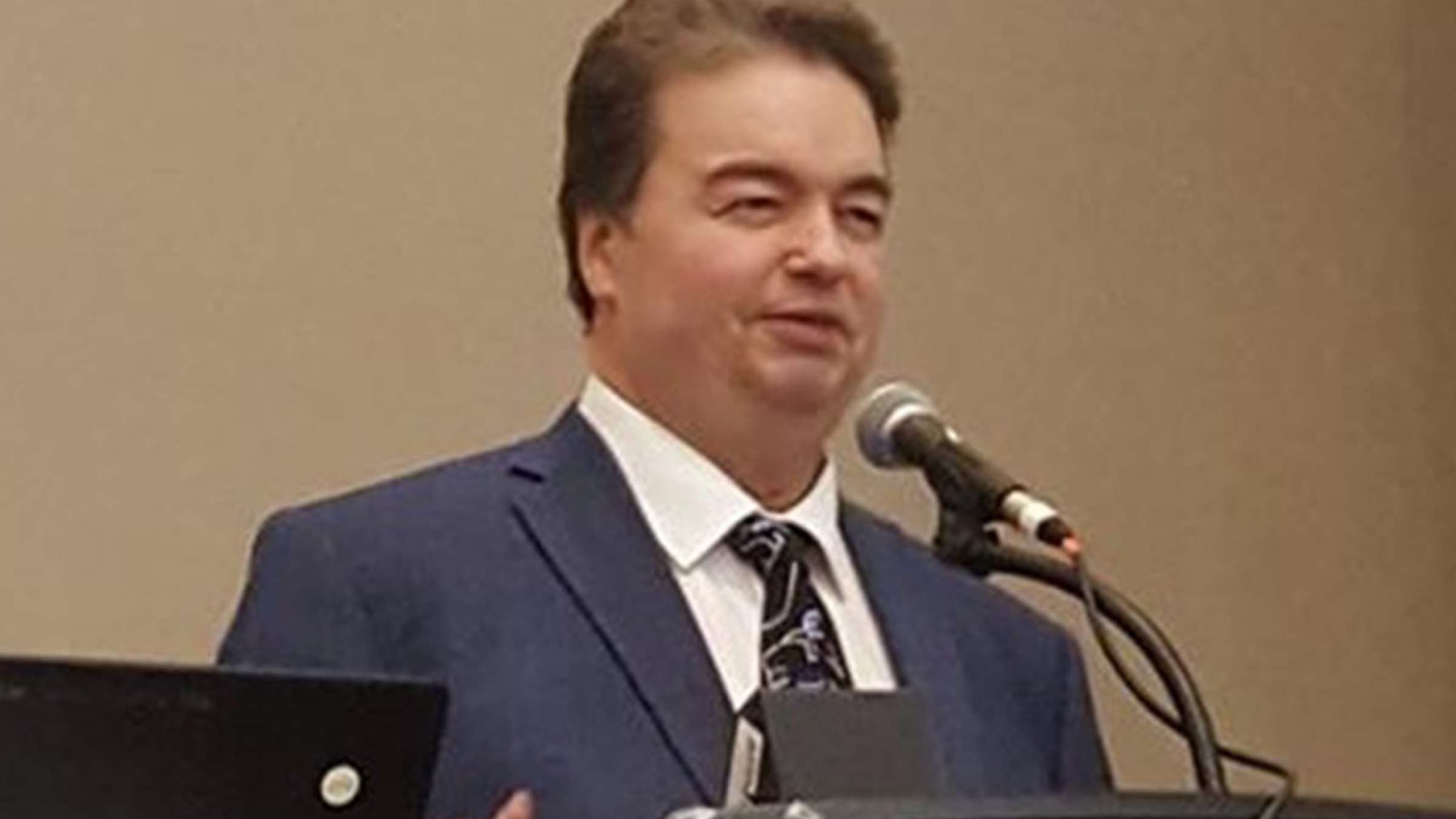 اخبار-کانادا-سوال-استخدامی-بدون-سینه‌بند-سر-کار-می‌آیی