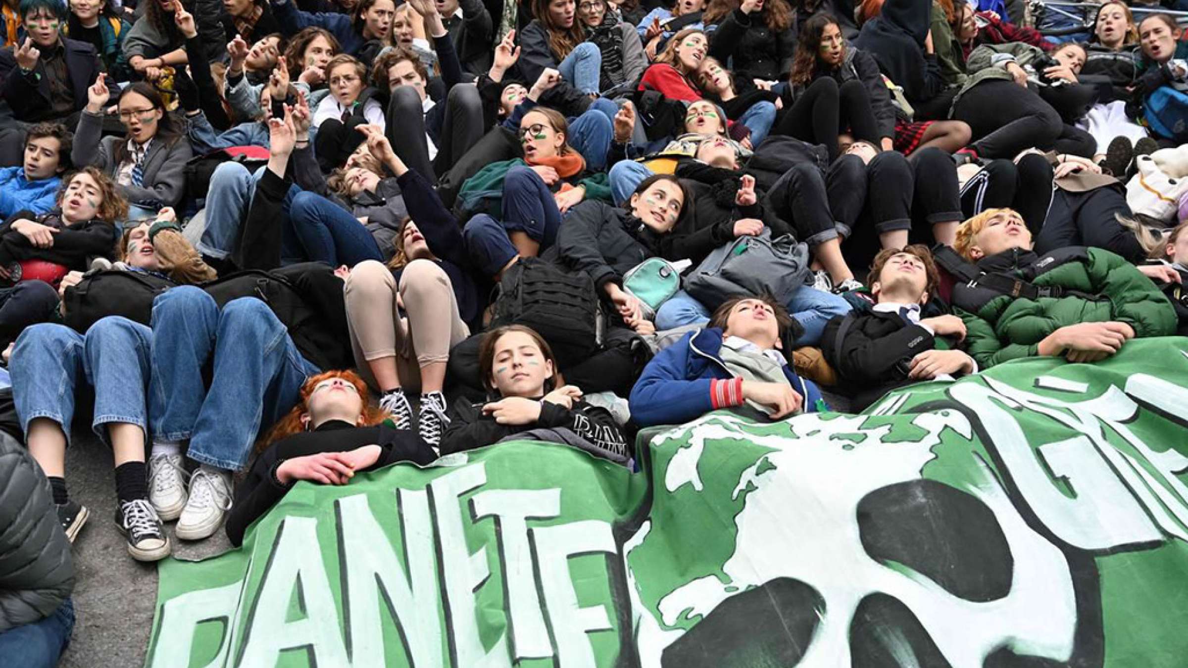 اخبار-کانادا-نوجوانان-دولت-را-بخاطر-کوتاهی-در-تغییرات-اقلیمی-سو-کردند