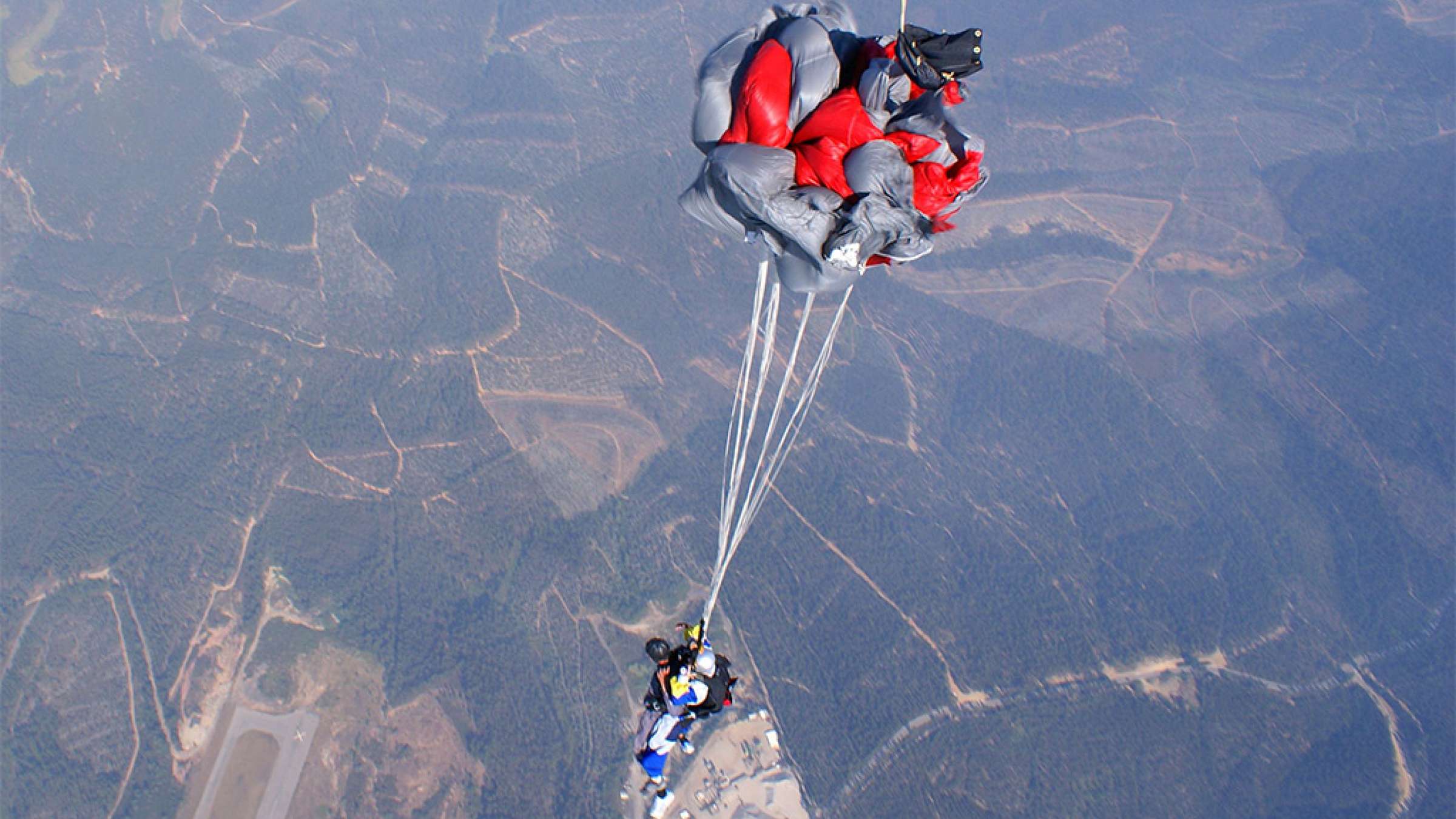 اخبار-کانادا-پس-از-پرش-از-هواپیما-چترش-باز-نشد-اما-زنده-ماند