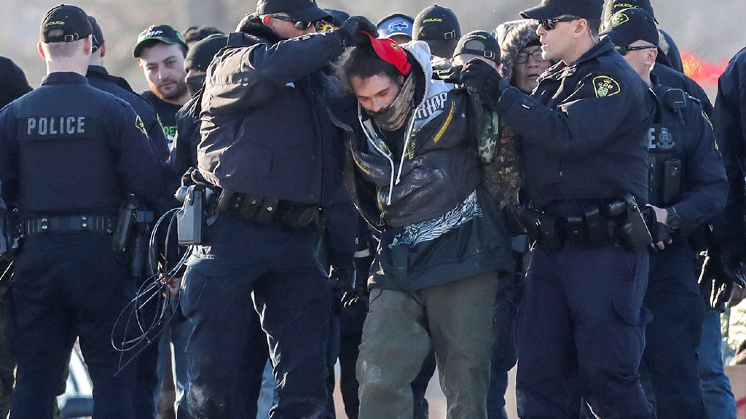 اخبار-کانادا-پلیس-انتاریو-10-بومی-سد-کننده-راه-آهن-را-دستگیر-کرد-روسای-بومیان-با-دولت-دیدار-می-کنند