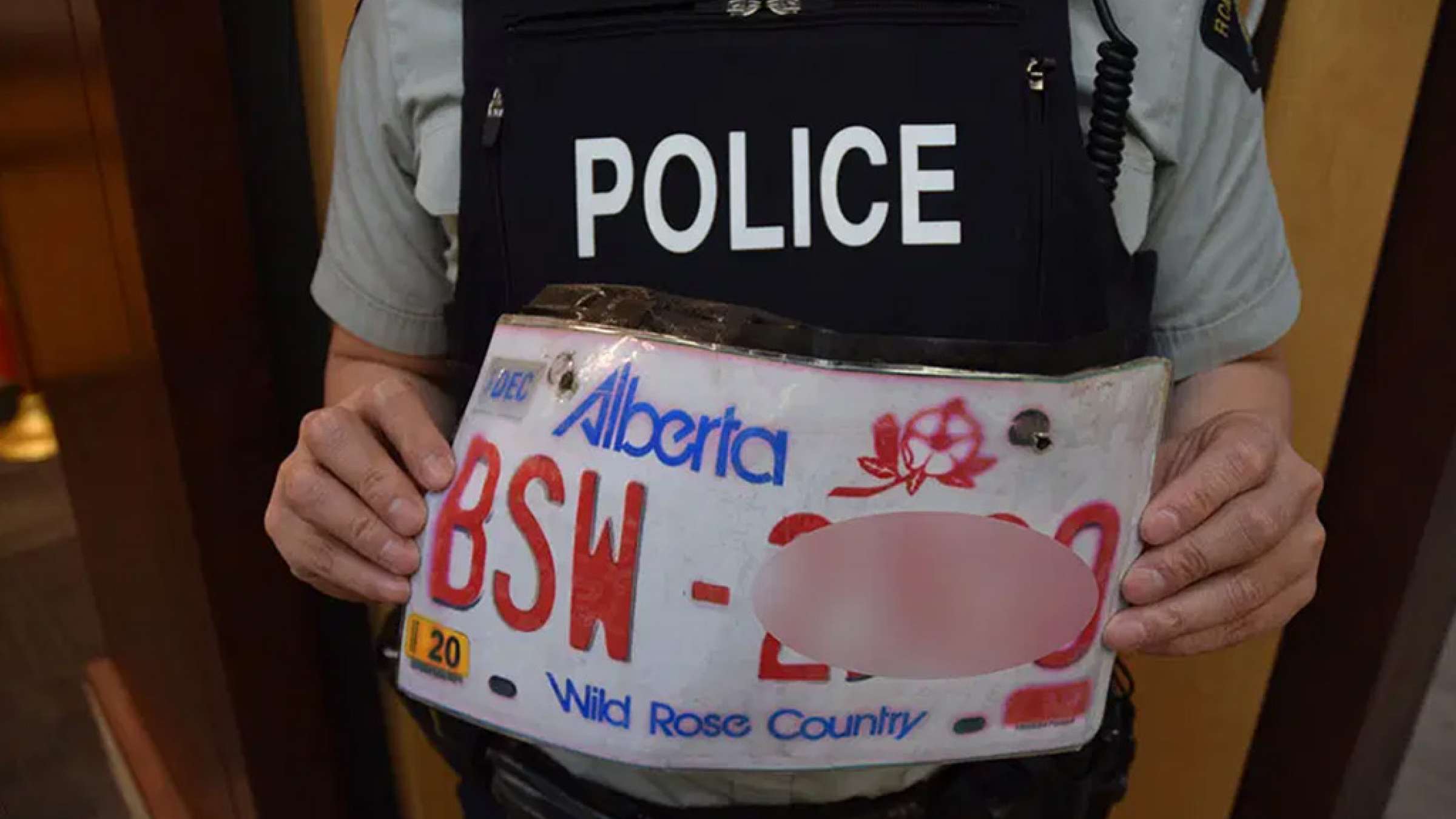 اخبار-کانادا-پلیس-بدنبال-زوجی-ست-که-با-پلاک-کاغذی-یک-استان-دیگر-اتومبیلشان-دچار-سانحه-شد