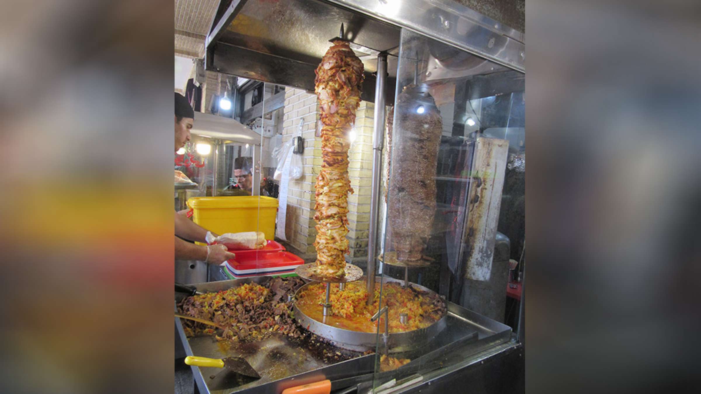 ادبیات-گل‌محمدی-با-من-به-بازار-تهران-بیایید-شاوارما