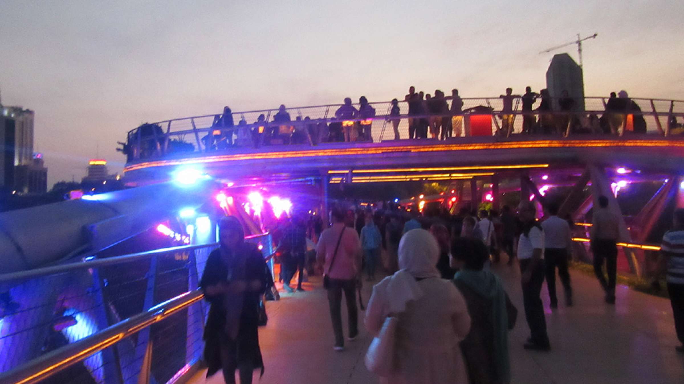 ادبیات-گل‌محمدی-تهران-با-ظاهری-زیبا-درونی-ناهنجار-و-جلوه‌هایی-امید‌بخش-پل