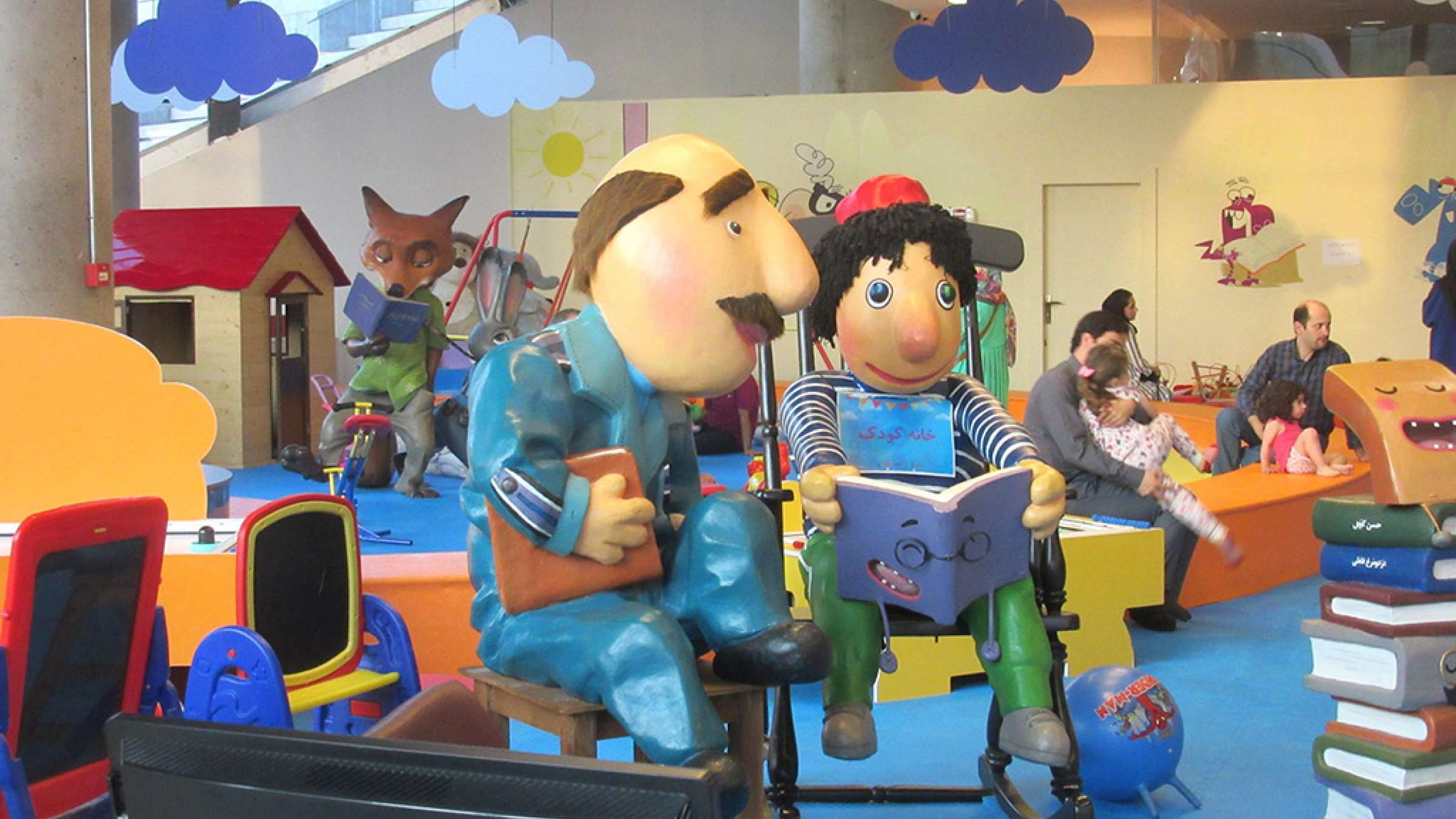 ادبیات-گل‌محمدی-تهران-با-ظاهری-زیبا-درونی-ناهنجار-و-جلوه‌هایی-امید‌بخش-کلاه-قرمزی