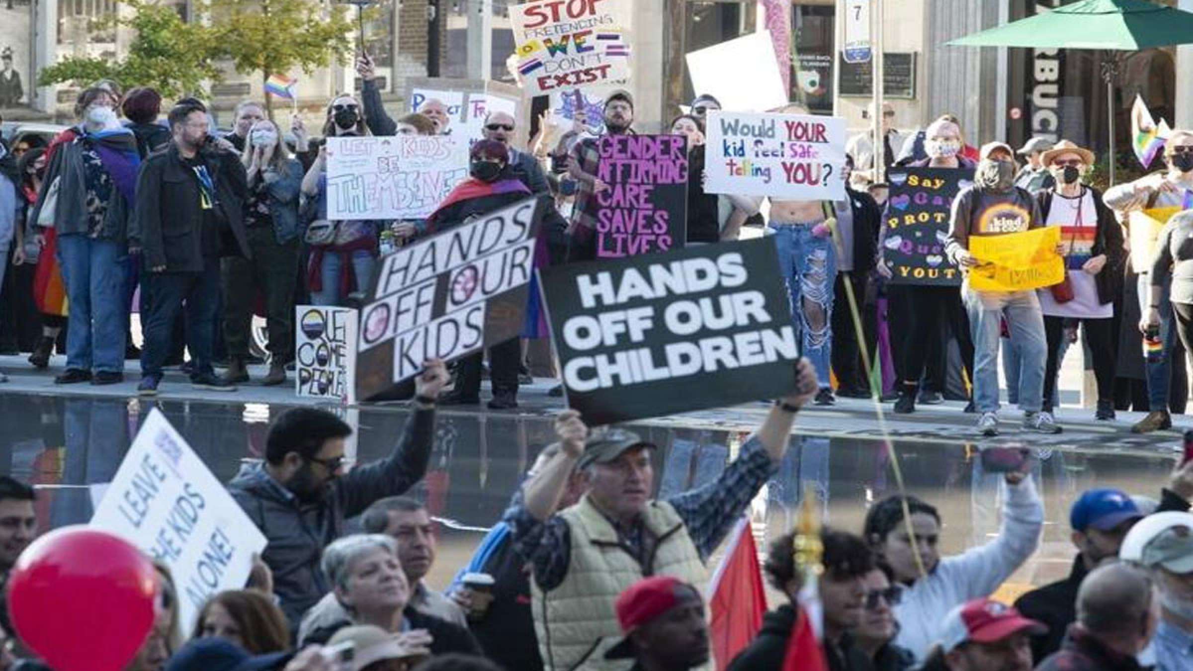 تظاهرات-طرفداران-مخالفان-تدریس-هویت-جنسی-دگرباش-جنسیتی-کانادا-دخالت-پلیس