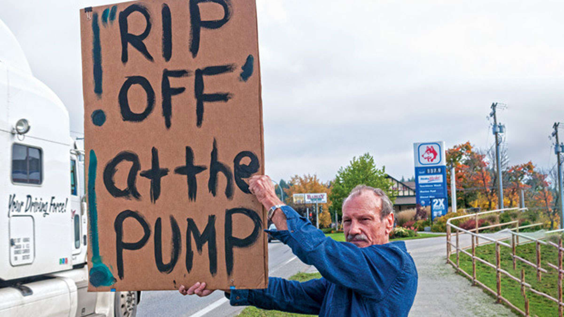 خانواده-کانادا-قیمت-رکورد-بنزین-پایین-لیتری-۱۱-سنت-۲۰-درصد-هزینه