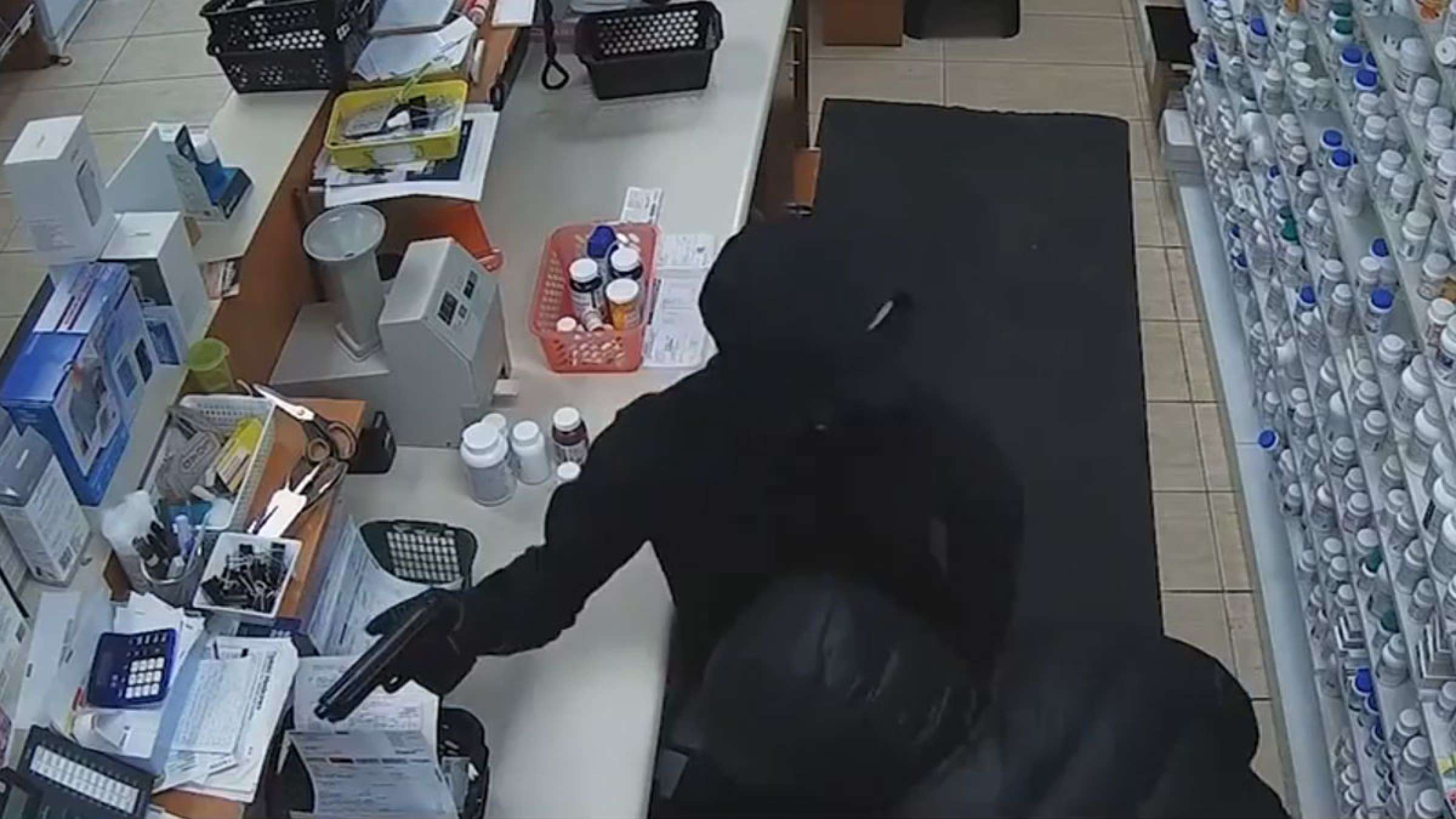 خبر-تورنتو-ده-دزد-مسلح-داروخانه-تورنتو-۶-نوجوان-دستگیر-شدند خبر-تورنتو-ده-دزد-مسلح-داروخانه-تورنتو-۶-نوجوان-دستگیر-شدند