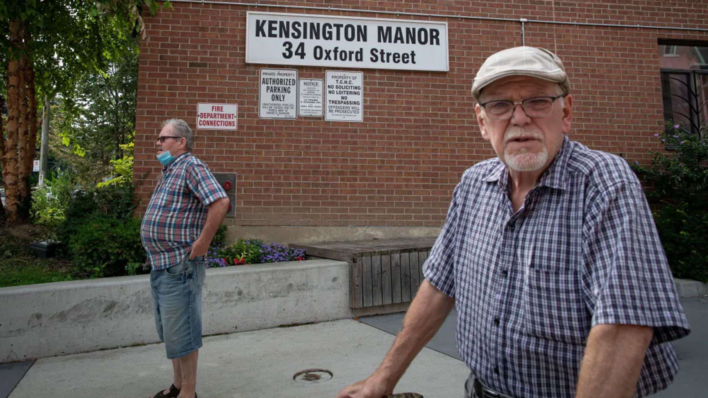 خبر-تورنتو-سوسک-ها-با-اشغال-این-ساختمان-تورنتویی-نامه-رسانی-را-معلق-کردند