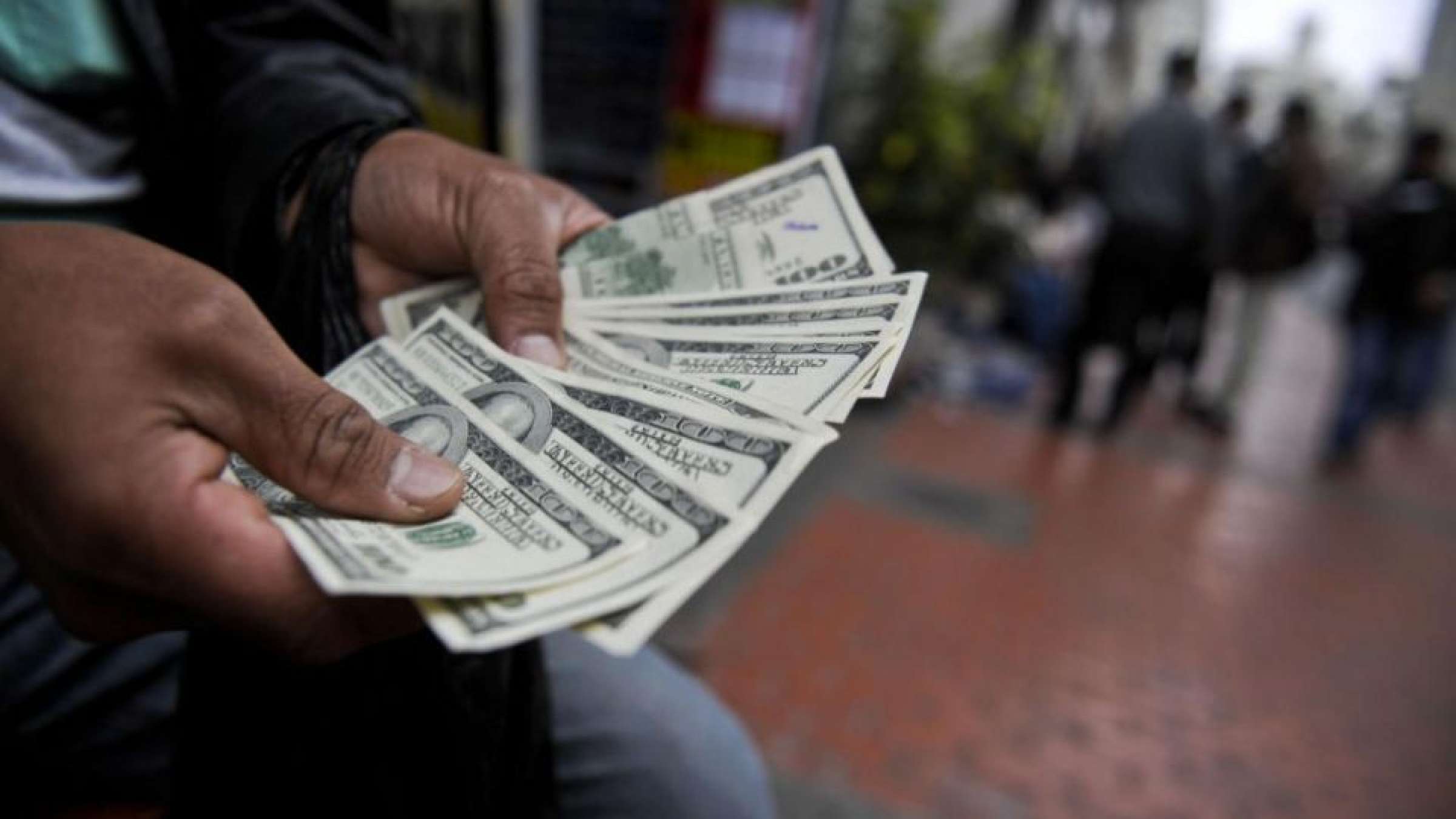 فیلم-دعوای-زن-و-مرد-در-تهران-برای-گرفتن-ارز-ارزان-تر-چرا-دلالی-شغل-اول- بسیاری-از-مردم-ایران-شده-است فیلم-دعوای-زن-و-مرد-در-تهران-برای-گرفتن-ارز-ارزان-تر-چرا-دلالی-شغل-اول- بسیاری-از-مردم-ایران-شده-است