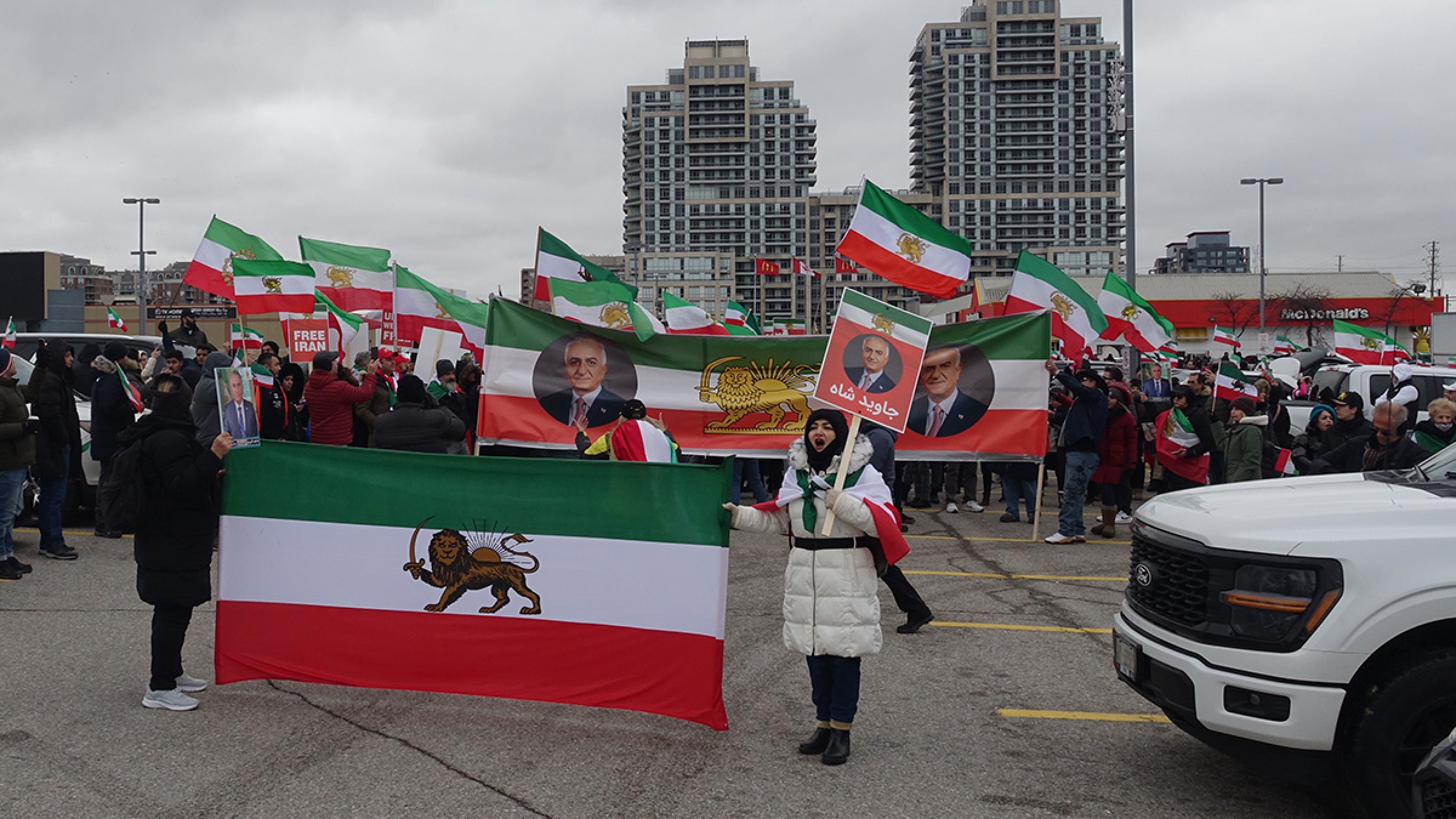 سر-بنر-تظاهرات-سی-و-پنج-هزار-نفری-تورنتو-حمایت-مردم-ایران-ریچموندهیل