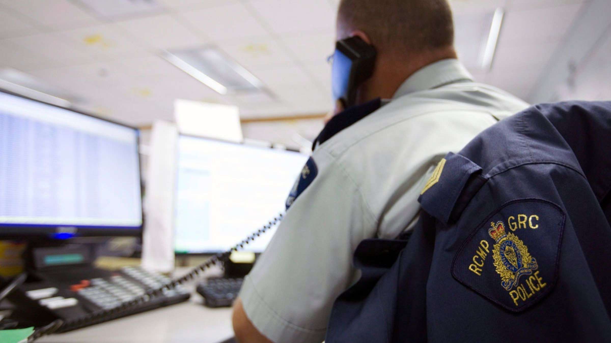 مطلب-اجتماعی-نه-کانادایی-برای-این-مشکلات-به-۹۱۱-زنگ-نزنید-با-کمی-لبخند