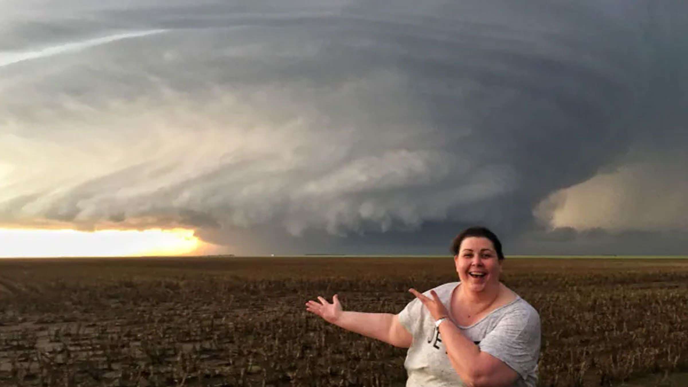 مطلب-کانادا-این-شما-و-این-زنان-کانادایی-که-در-تعقیب-طوفان-هستند-و-به-آنها-شکارچی-طوفان-می-گویند مطلب-کانادا-این-شما-و-این-زنان-کانادایی-که-در-تعقیب-طوفان-هستند-و-به-آنها-شکارچی-طوفان-می-گویند