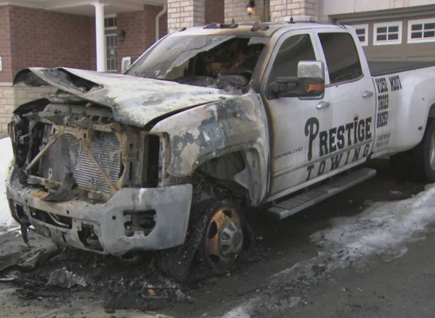 اخبار-تورنتو-جنگ-میان-بکسل-کننده-های-خودرو-با-آتش-زدن-ماشین-های-یکدیگر