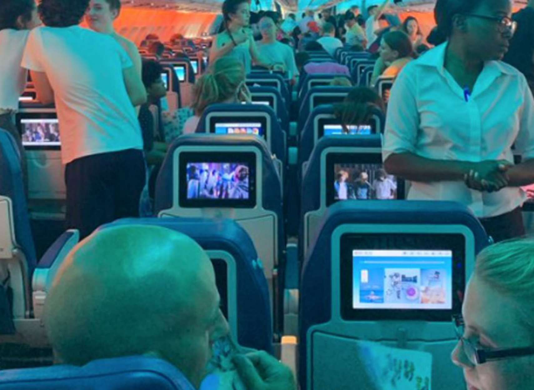 اخبار-تورنتو-شش-ساعت-معطلی-بدون-غذا-و-هوای-تازه-در-هواپیما