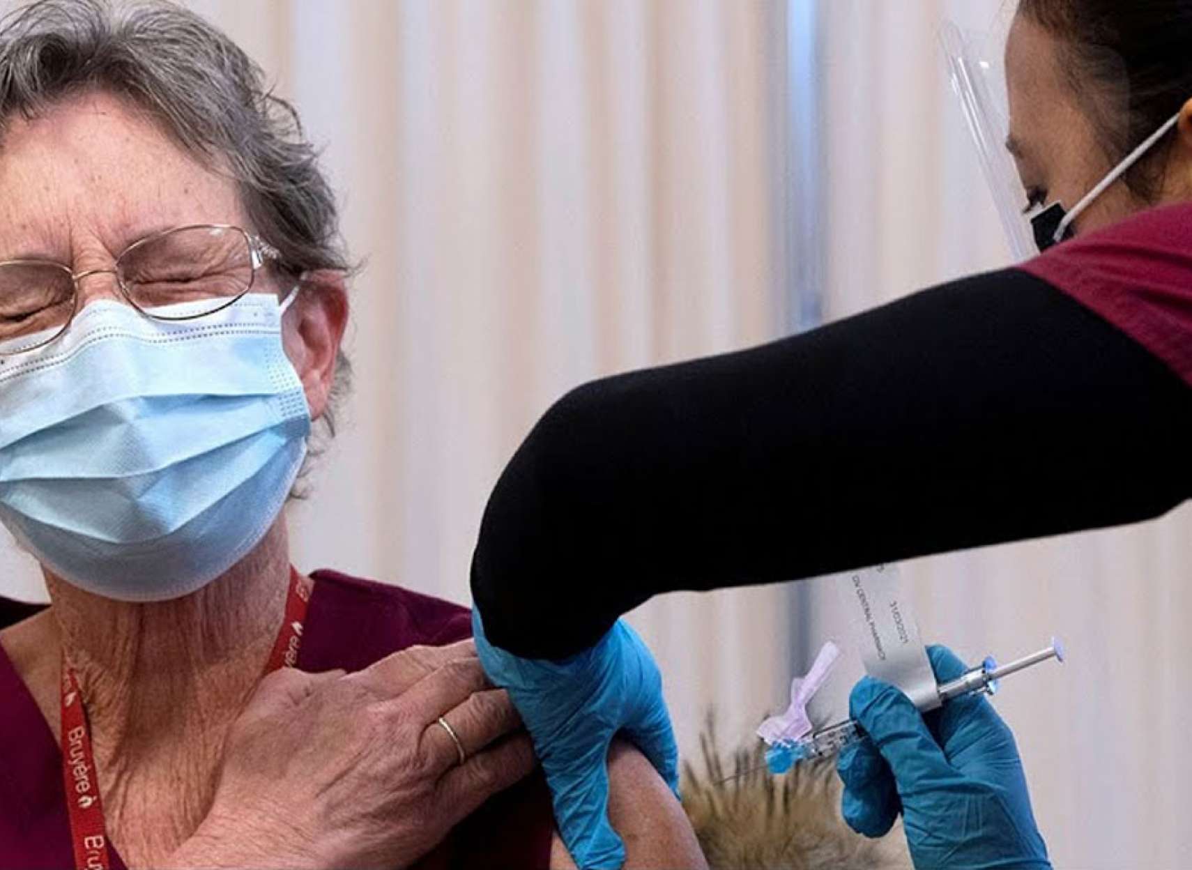 اخبار-تورنتو-فورد-انتاریو-کریسمس-بست-پرونده-مدرنا-تکمیل-شد-مسافران-انگلیس-بررسی-می-شوند