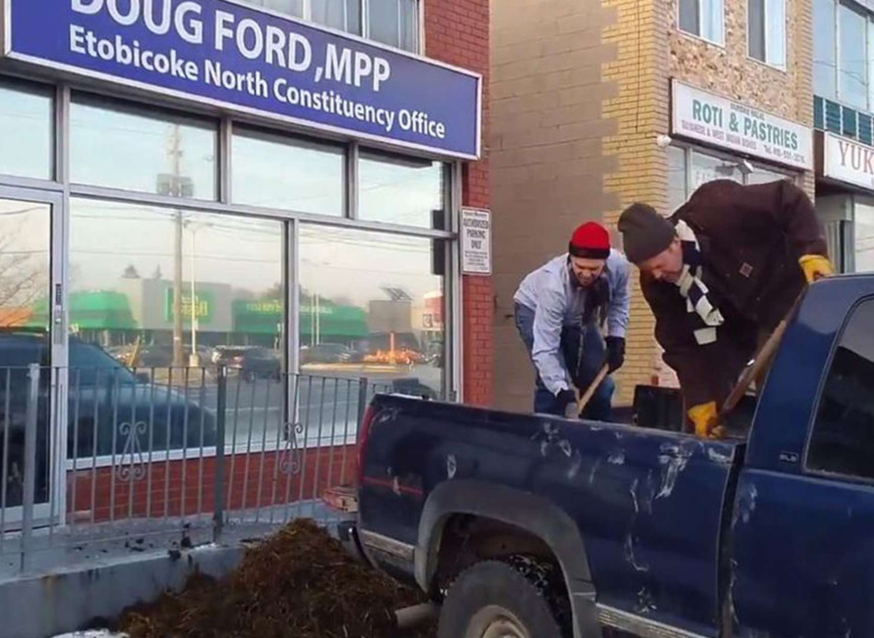 اخبار-تورنتو-محیط-زیستی-ها-جلو-دفتر-فورد-پِهن-گاو-خالی-کردند