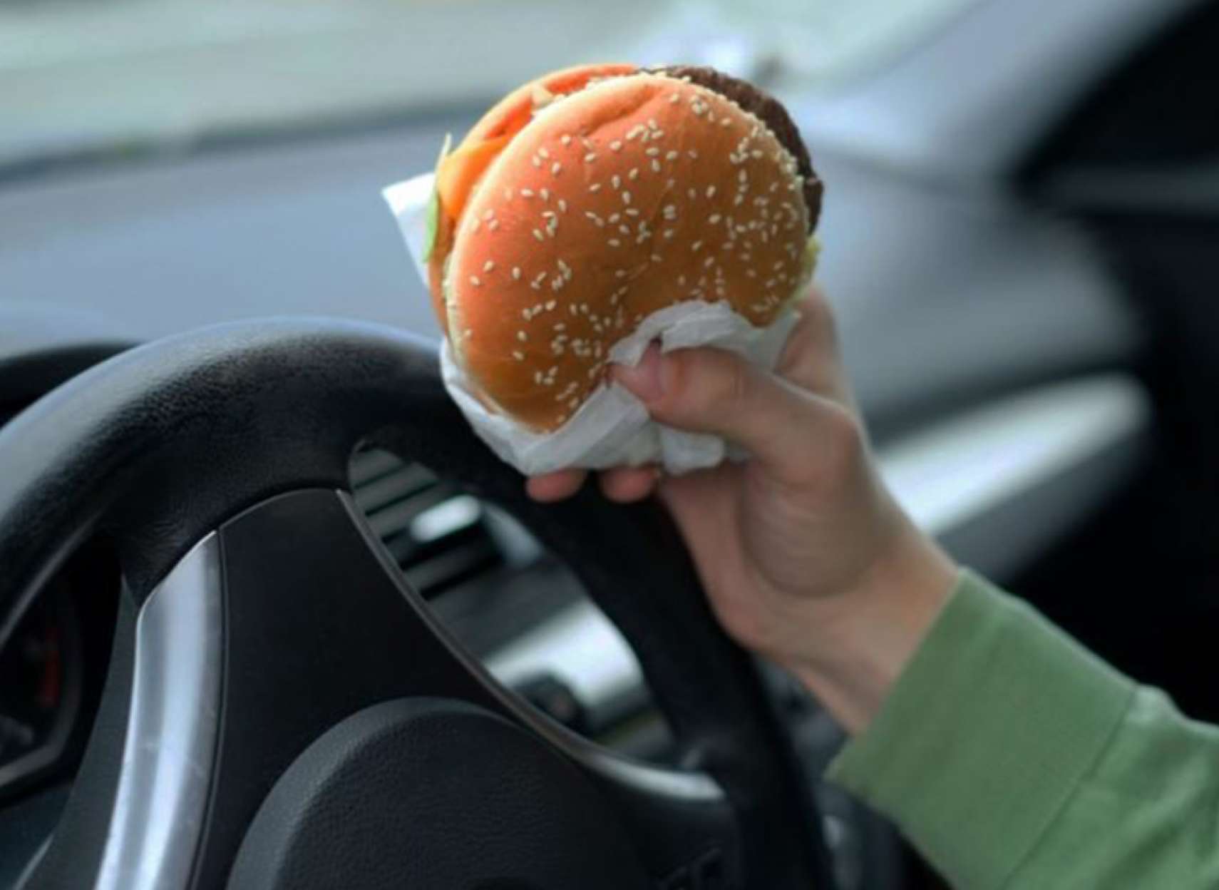 اخبار-تورنتو-هزار-و-پانصد-دلار-جریمه-بخاطر-غذا-خوردن-هنگام-رانندگی