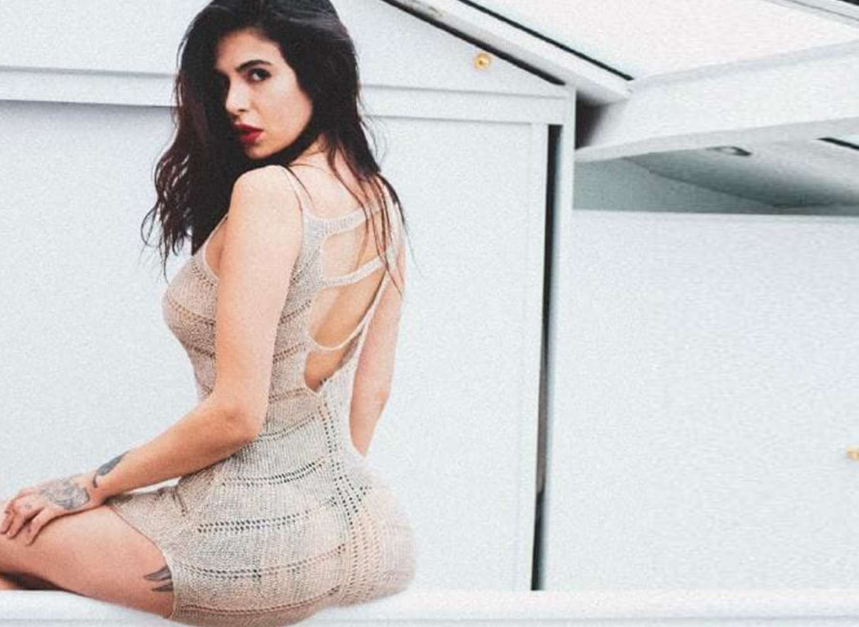 اخبار-جهان-مدل-برهنه-ایرانی-مجبور-به-فرار-شد