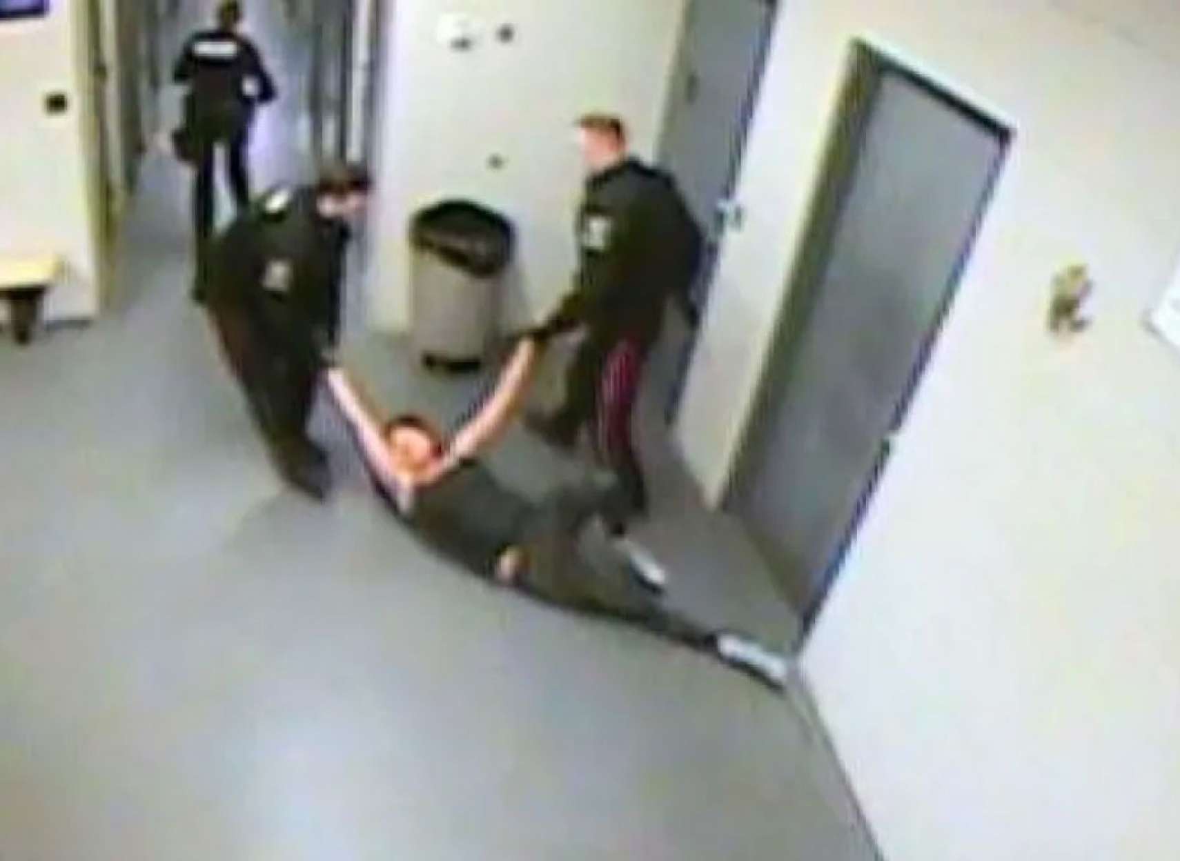 اخبار-کانادا-افشای-ویدئو-کتک-خوردن-وحشیانه-زنی-در-بازداشت-پلیس-سلطنتی-کانادا-به-سو-شدن-کشید