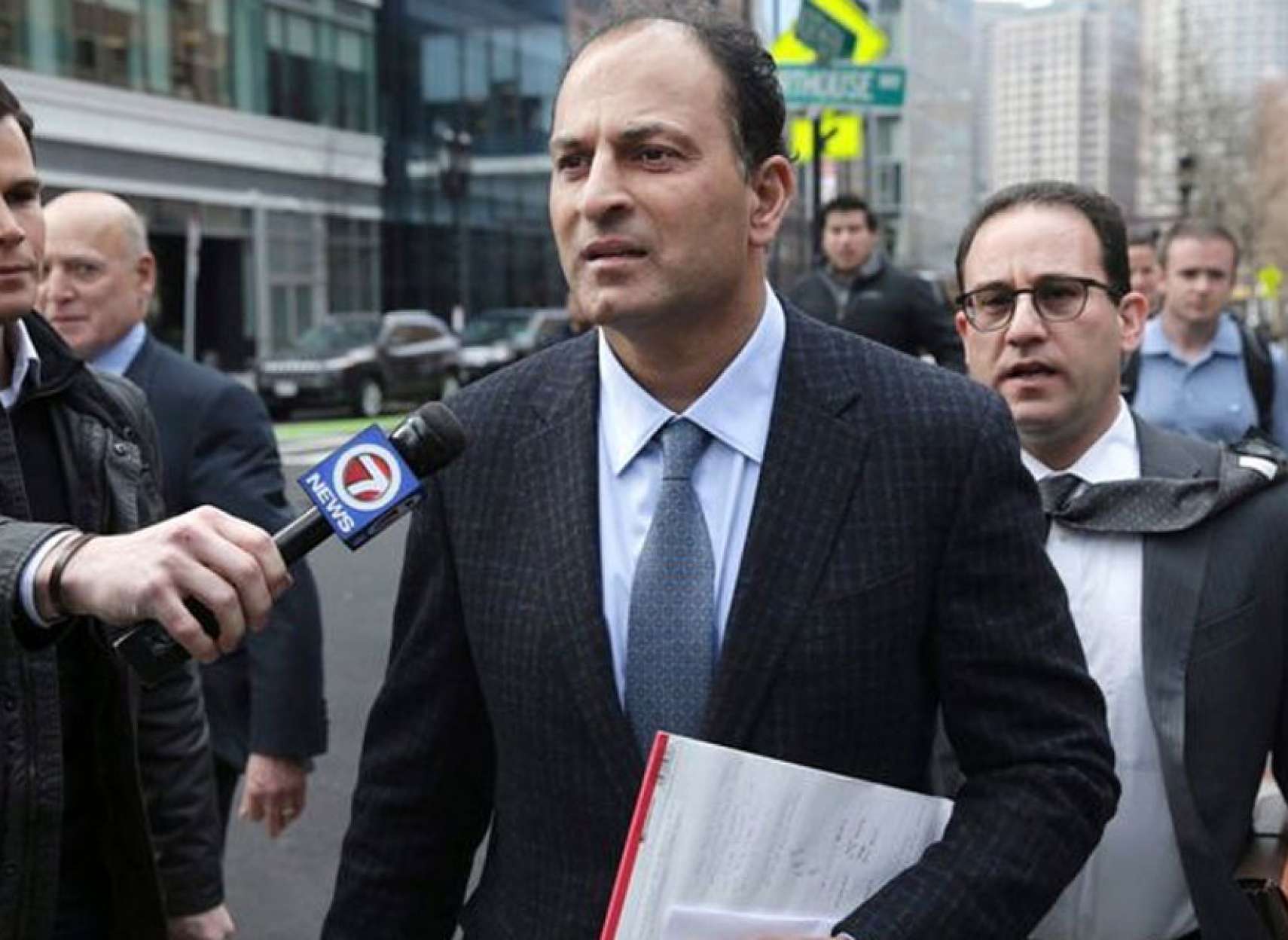 اخبار-کانادا-به-کالج-رشوه-داد-تا-بیست-سال-زندان-منتظرش-است