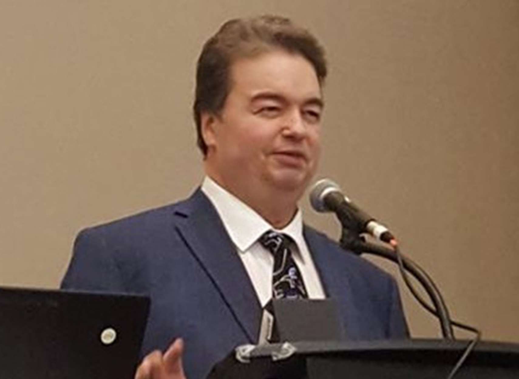 اخبار-کانادا-سوال-استخدامی-بدون-سینه‌بند-سر-کار-می‌آیی