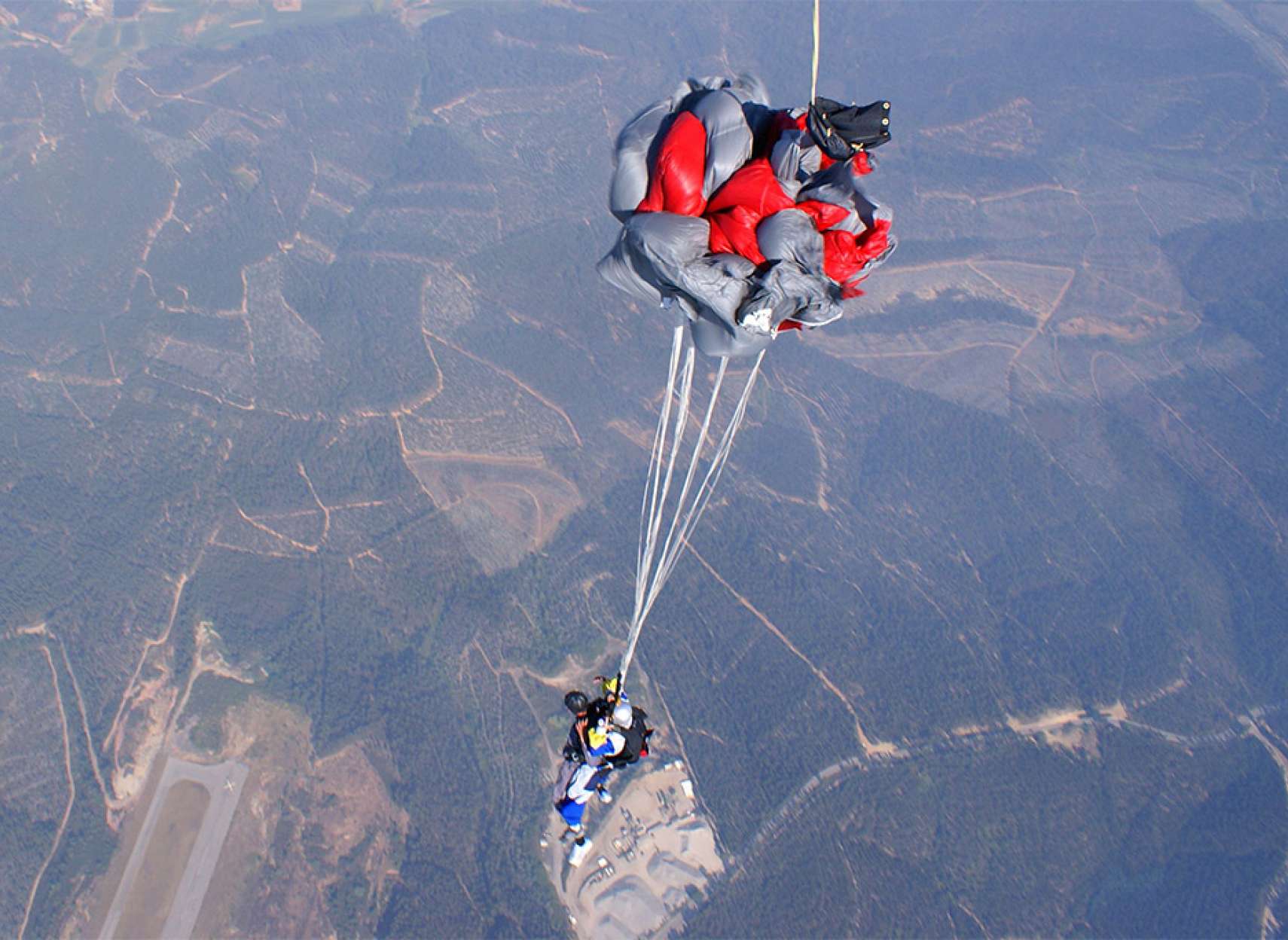 اخبار-کانادا-پس-از-پرش-از-هواپیما-چترش-باز-نشد-اما-زنده-ماند