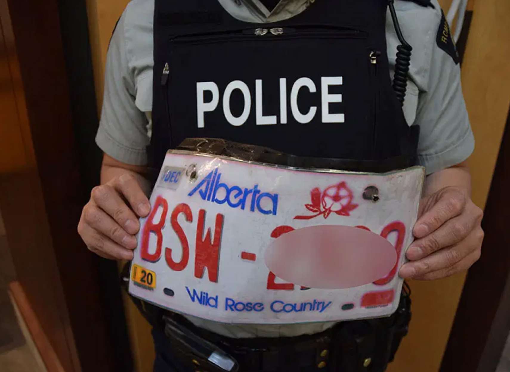 اخبار-کانادا-پلیس-بدنبال-زوجی-ست-که-با-پلاک-کاغذی-یک-استان-دیگر-اتومبیلشان-دچار-سانحه-شد