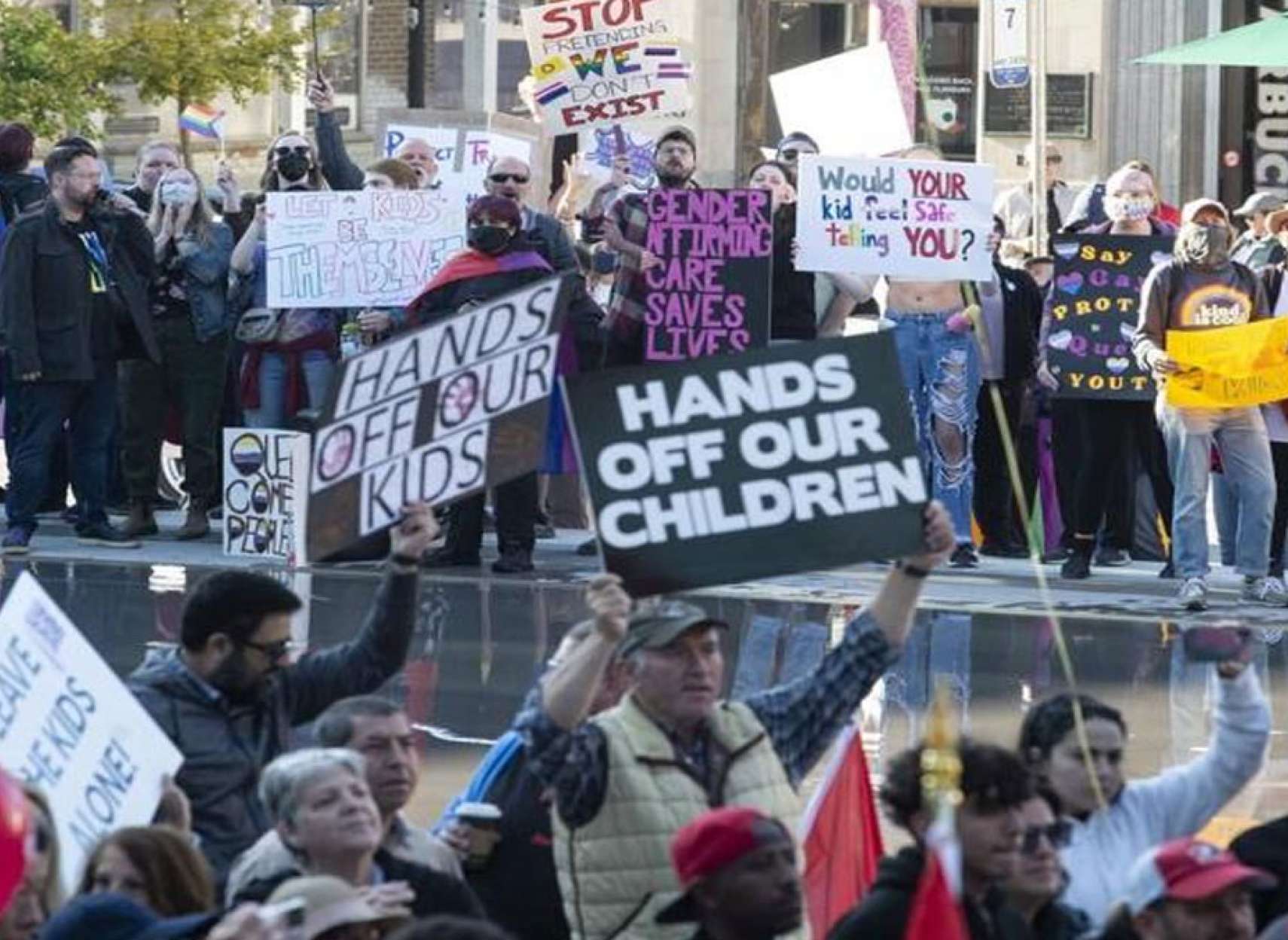 تظاهرات-طرفداران-مخالفان-تدریس-هویت-جنسی-دگرباش-جنسیتی-کانادا-دخالت-پلیس