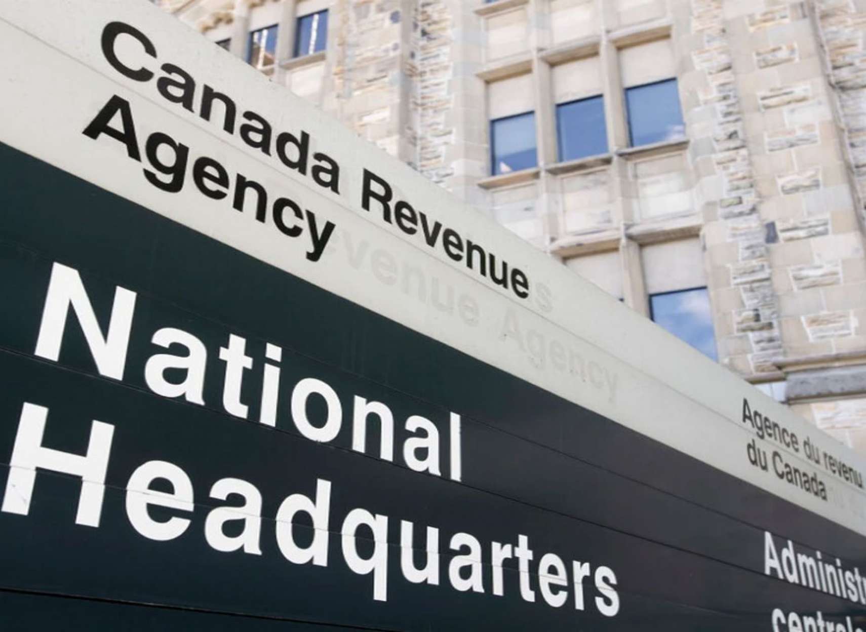 حبس-۲-ساله-بازپرداخت-۲۷۰۰۰۰-دلار-۲-کانادایی-۲۲-بچه-جعلی-پول-دولت-شرکت-کرونا