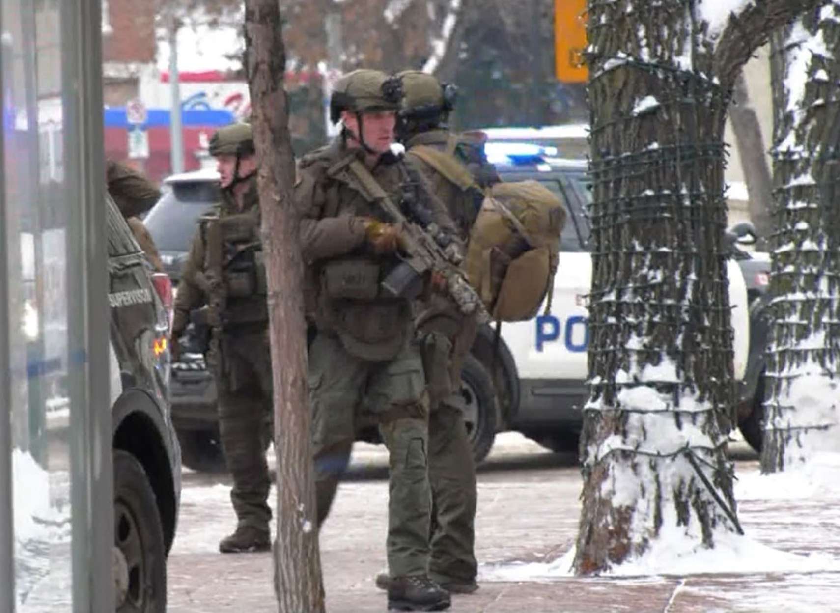 حمله-تفنگ-شلیک-ده-گلوله-پرتاب-کوکتل-مولوتف-شهرداری-ادمونتون-در-کانادا