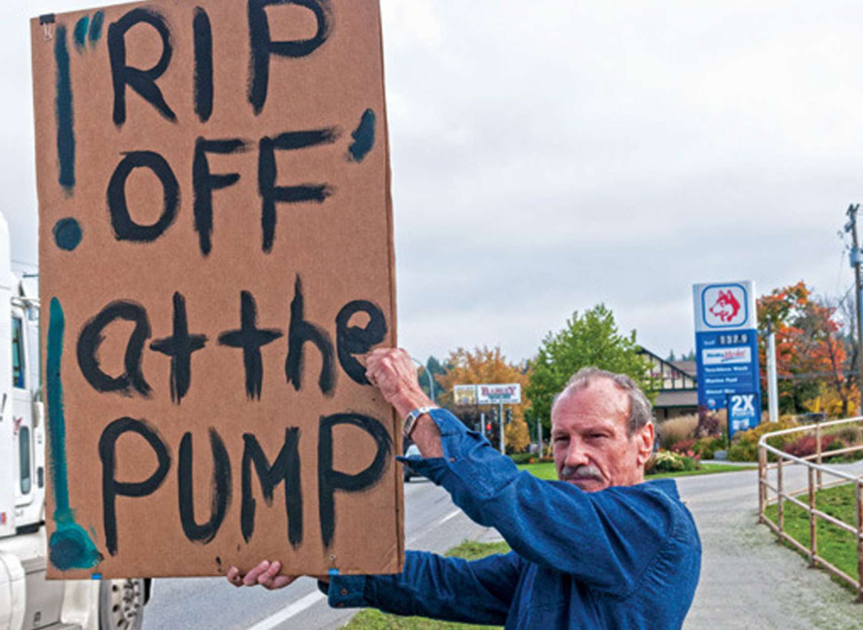 خانواده-کانادا-قیمت-رکورد-بنزین-پایین-لیتری-۱۱-سنت-۲۰-درصد-هزینه