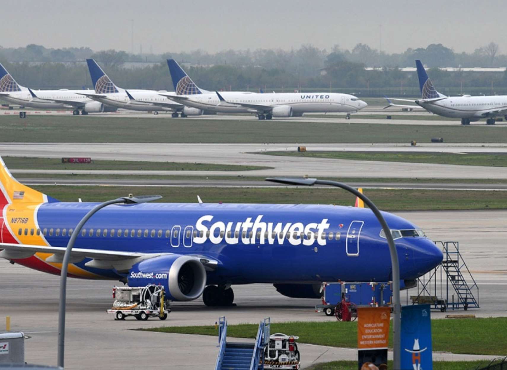 خبر-آمریکا-مسافر-این-پروازعکس-لختی-دیگر-مسافران-فرستاد-خلبان-هواپیما-زمین-گیر