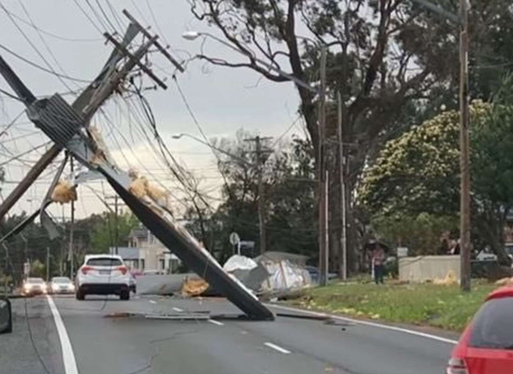 خبر-طوفان-تورنتو-اطراف-ادامه--برق-۱۴۳۰۰۰-مشترک-قطع-ده-ها-درخت-و-سقف-خانه-کند