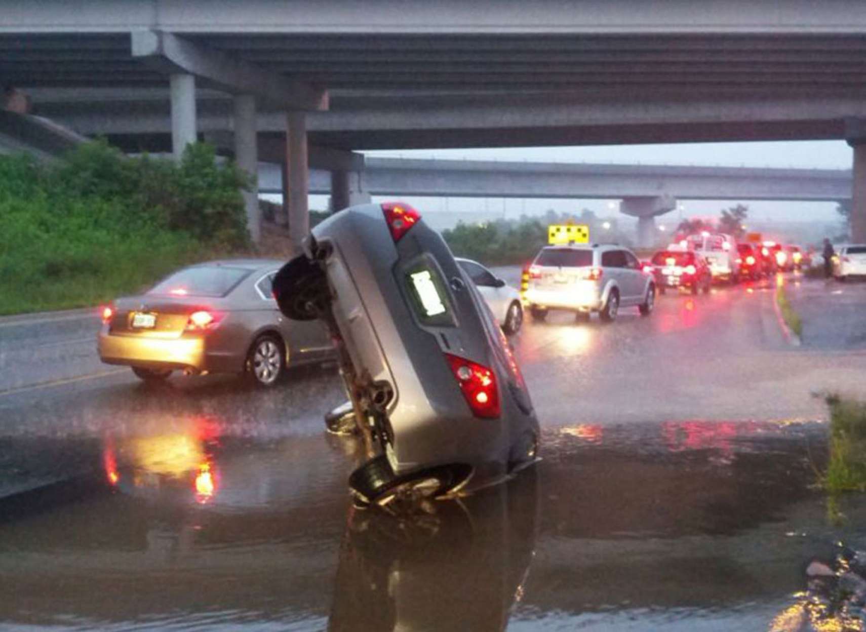 خبر-کانادا-باران-یخی-رعد-و-برق-انتاریو-کبک-۸۰۰۰۰۰-قطع-دوباره-تورنتو-آبگرفتگی