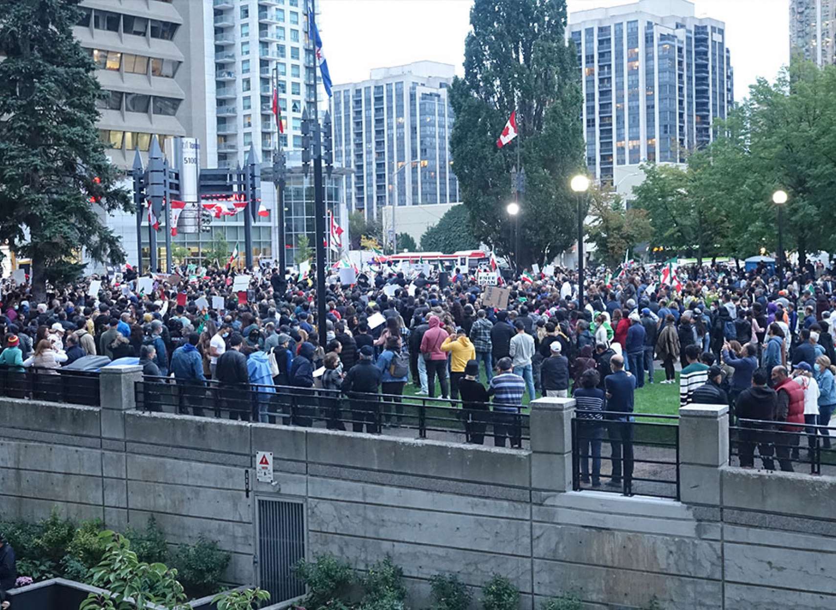 خبر-کانادا-تجمع-جمعیت-چند-هزار-نفری-میدان-مل-لستمن-تورنتو-حمایت-امردم-ایران-مهسا-امینی