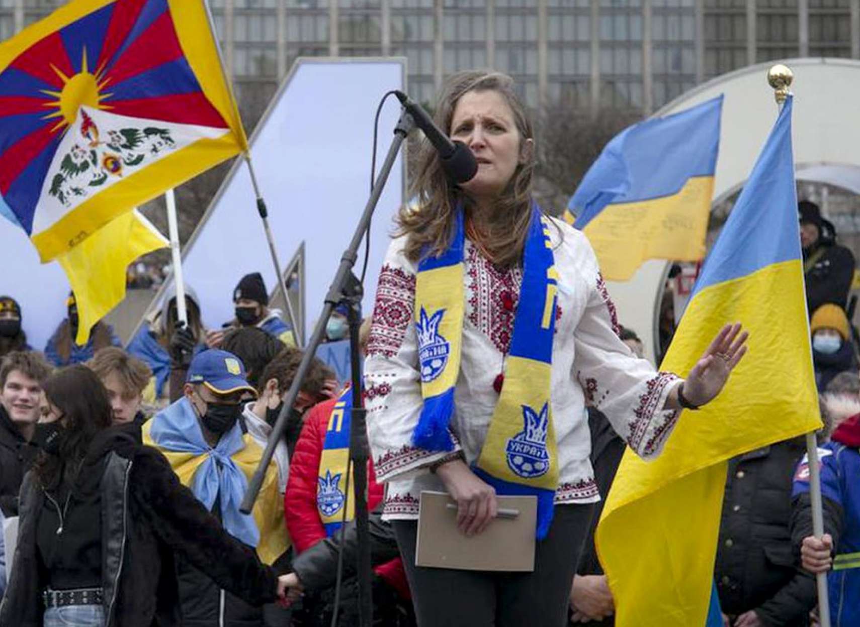 خبر-کانادا-فریلند-وزیر-دارایی-به-هر-اوکراینی-ویزای-کار-وارد-۳۰۰۰-دلار-پول