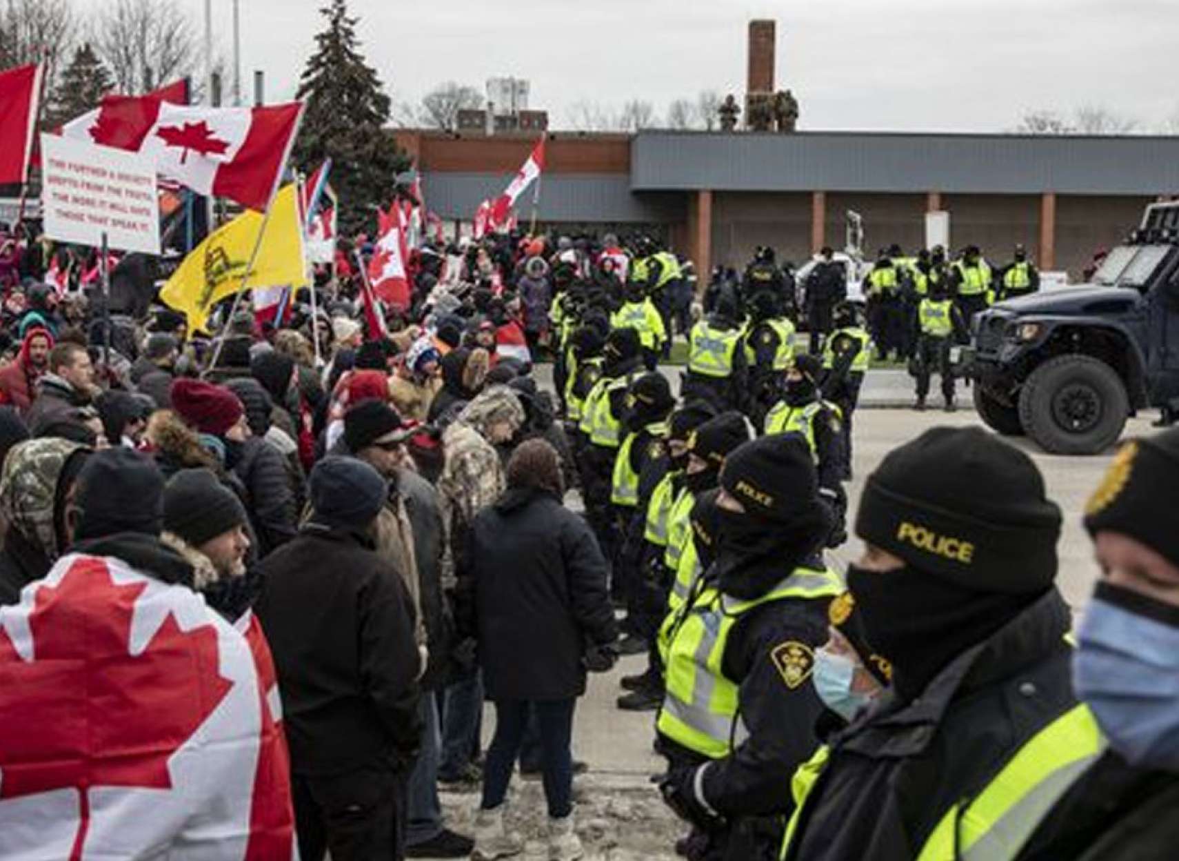 خبر-کانادا-پلیس-انتاریو-با-حکم-دادگاه-کامیون-داران-را-تخلیه-کرد-اما-نتوانست-پل-سفیر-را-باز-کند