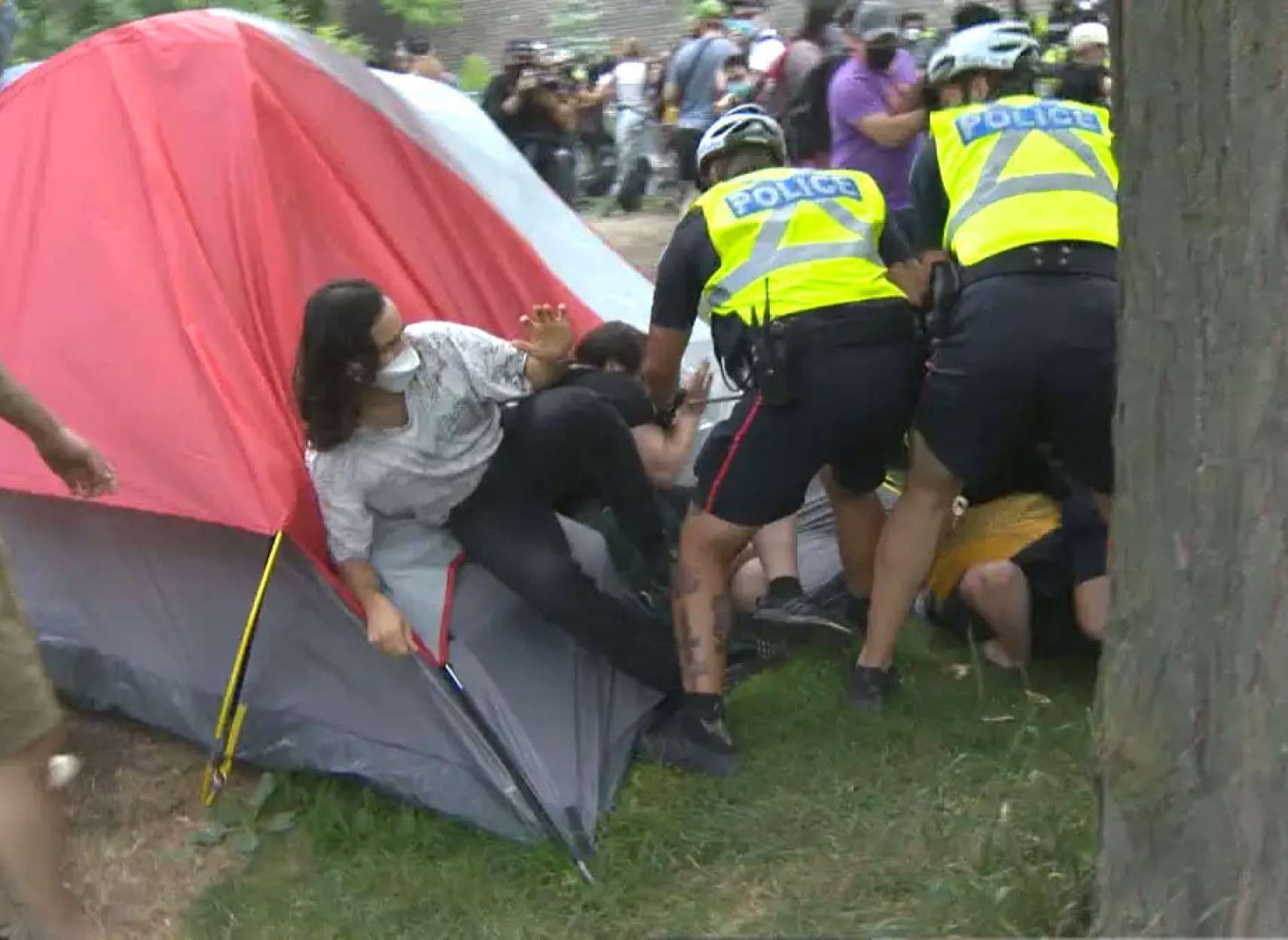 شهرداری-تورنتو-۲-میلیون-دلار-بیرون-کردن-بی-خانمان-ها-از-پارک-خرج-کرد-اجاره