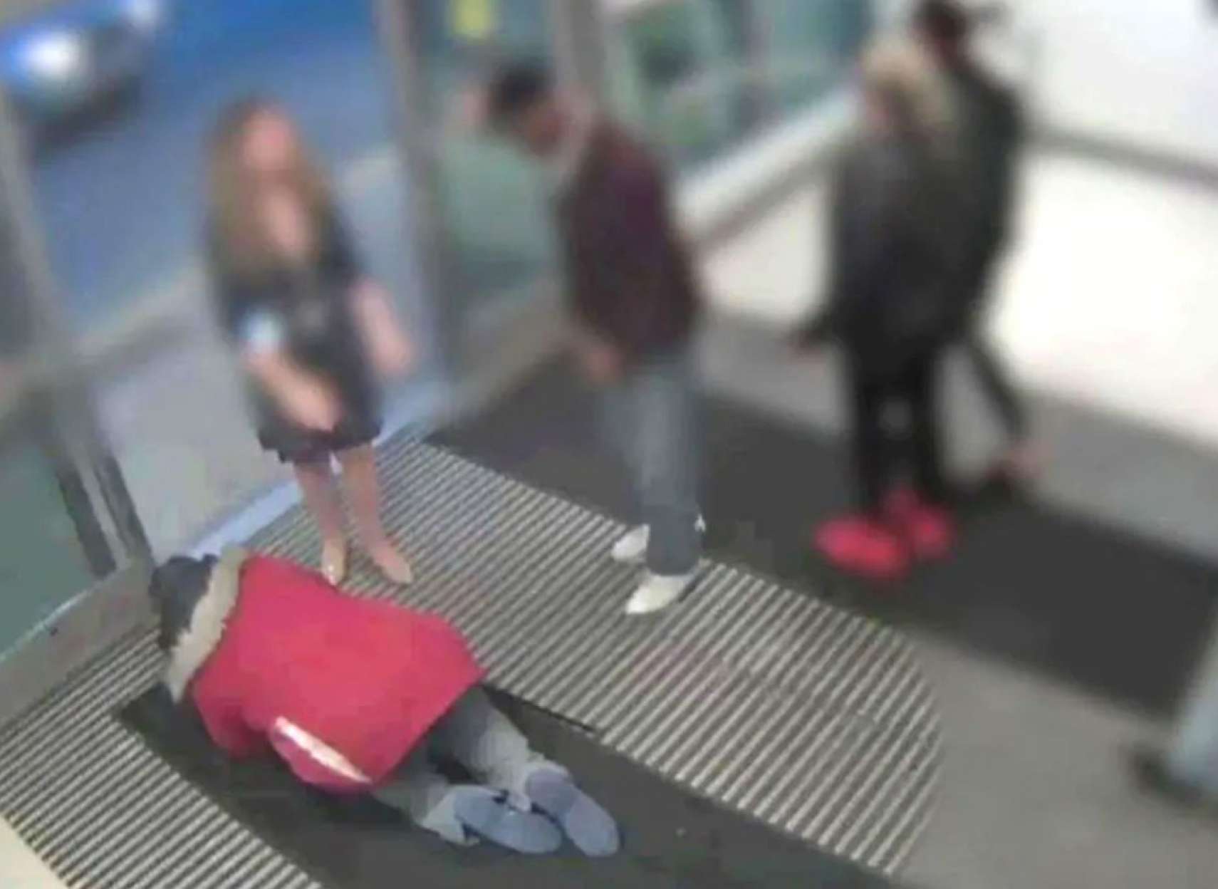 فیلم-اخراج-بیماری-که-چهار-دست-و-پا-از-بیمارستان-تورنتو-بخاطر-اشتباه-پزشکان-و-توسط-یک-پرستار-بیرون-انداخته-شد