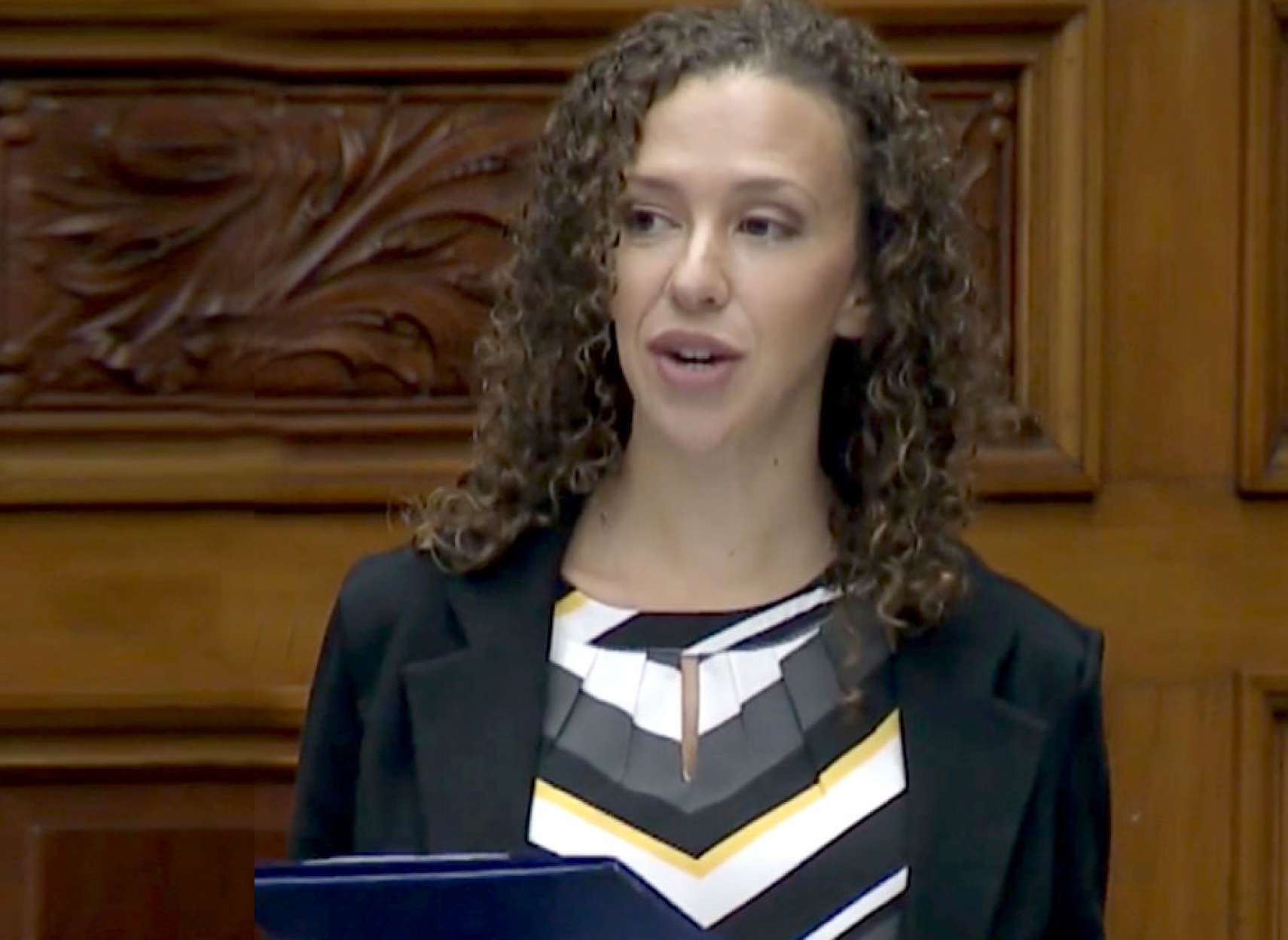 نماینده-کرونا-گرفته-واکسن-نزده-که-از-مجلس-بیرون-نمی-رفت-به-زور-از-مجلس-اخراج-شد